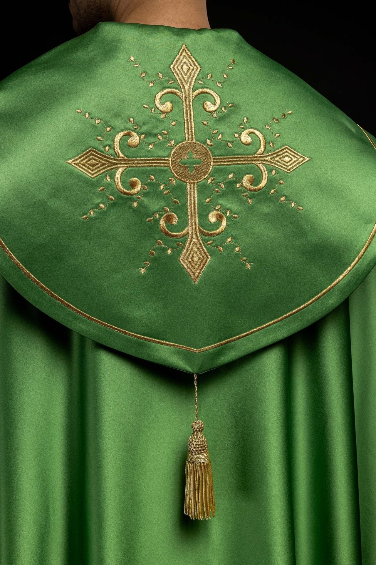 Liturgischer Umhang mit breitem gesticktem Gürtel aus Kreuzen in Grün - MESSGEWANDER.DE