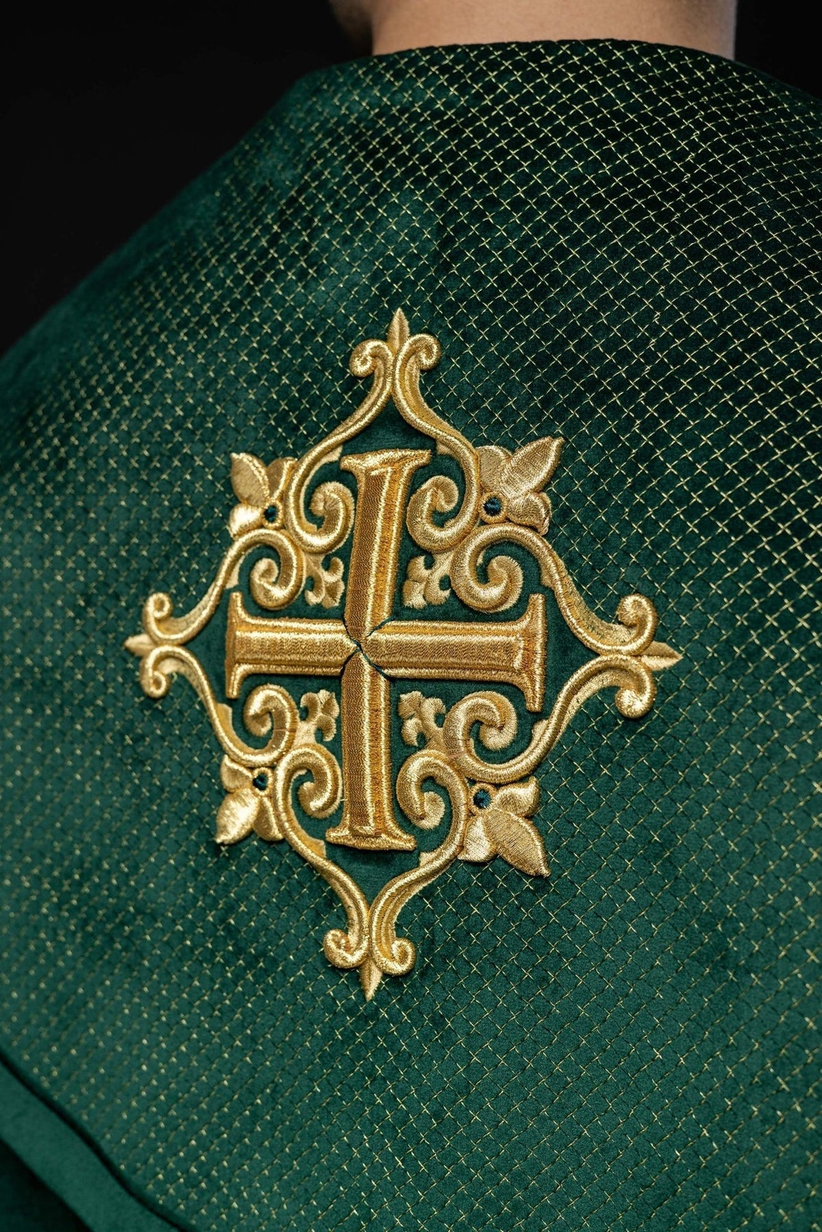 Liturgischer Umhang mit grünem Samtgürtel und Stickerei von Kreuzen - MESSGEWANDER.DE