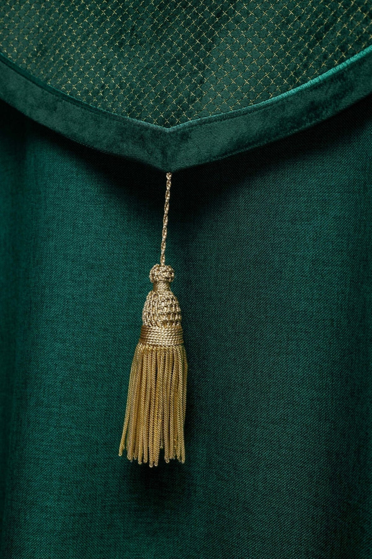 Liturgischer Umhang mit grünem Samtgürtel und Stickerei von Kreuzen - MESSGEWANDER.DE