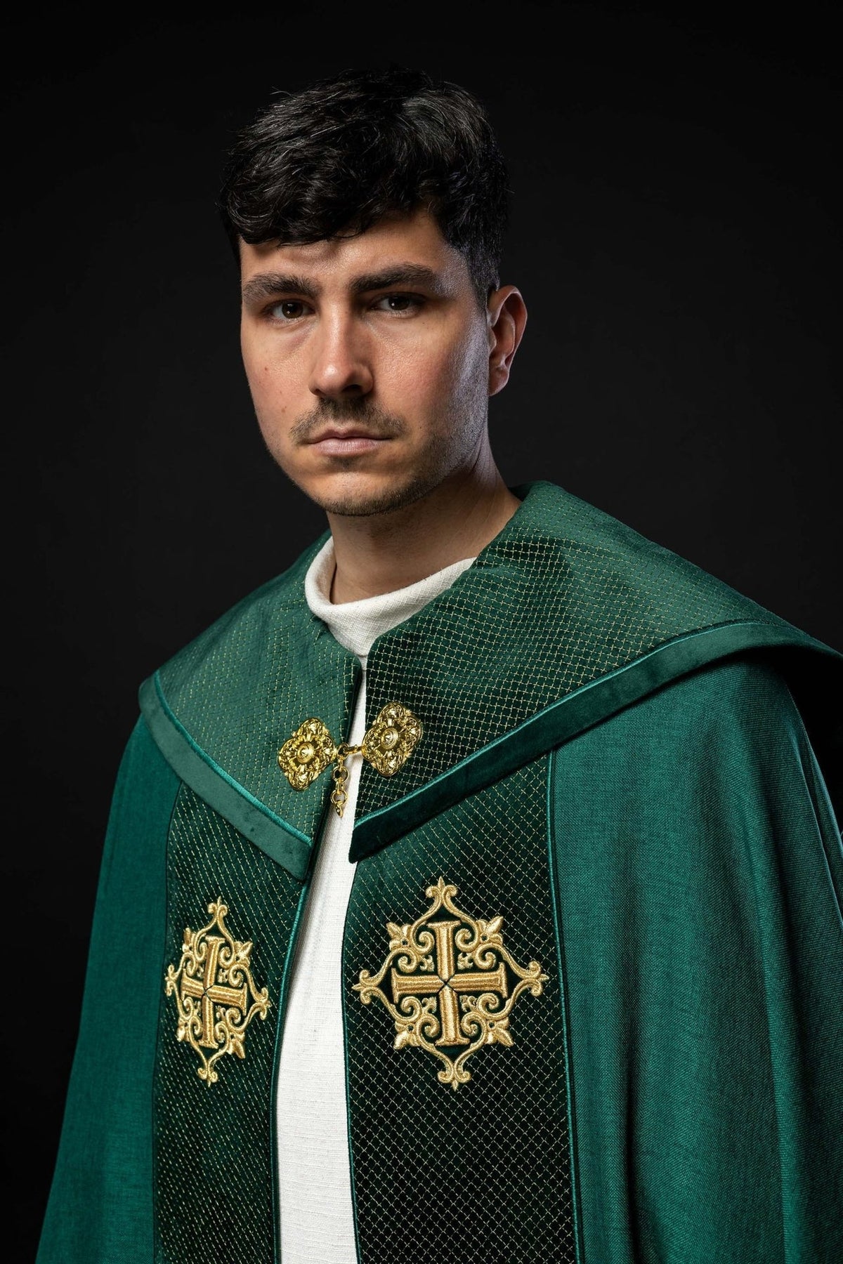 Liturgischer Umhang mit grünem Samtgürtel und Stickerei von Kreuzen - MESSGEWANDER.DE