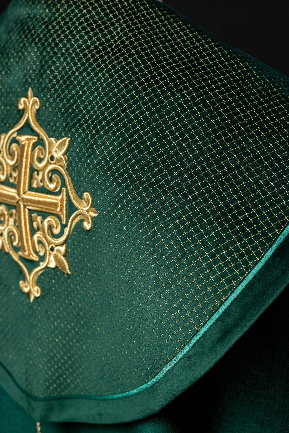 Liturgischer Umhang mit grünem Samtgürtel und Stickerei von Kreuzen - MESSGEWANDER.DE