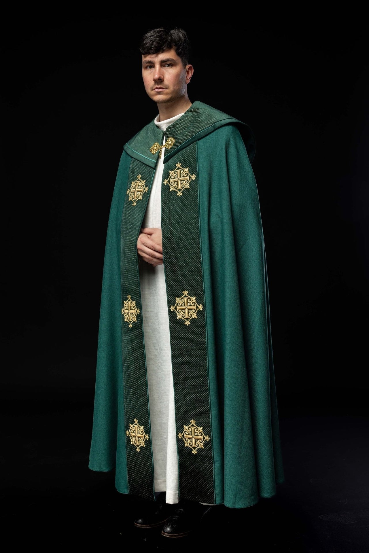Liturgischer Umhang mit grünem Samtgürtel und Stickerei von Kreuzen - MESSGEWANDER.DE