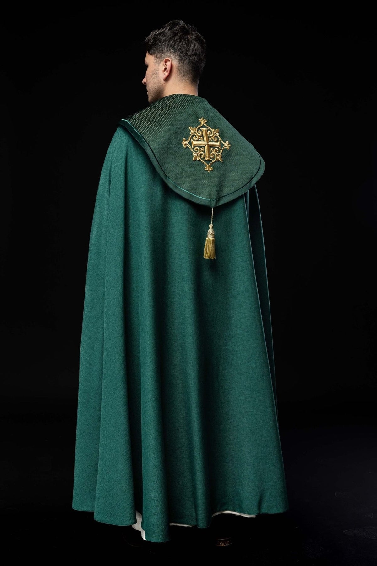 Liturgischer Umhang mit grünem Samtgürtel und Stickerei von Kreuzen - MESSGEWANDER.DE