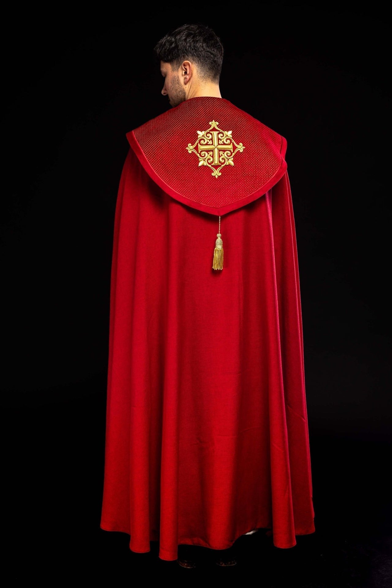 Liturgischer Umhang mit rotem Samtgürtel und Stickerei von Kreuzen - MESSGEWANDER.DE