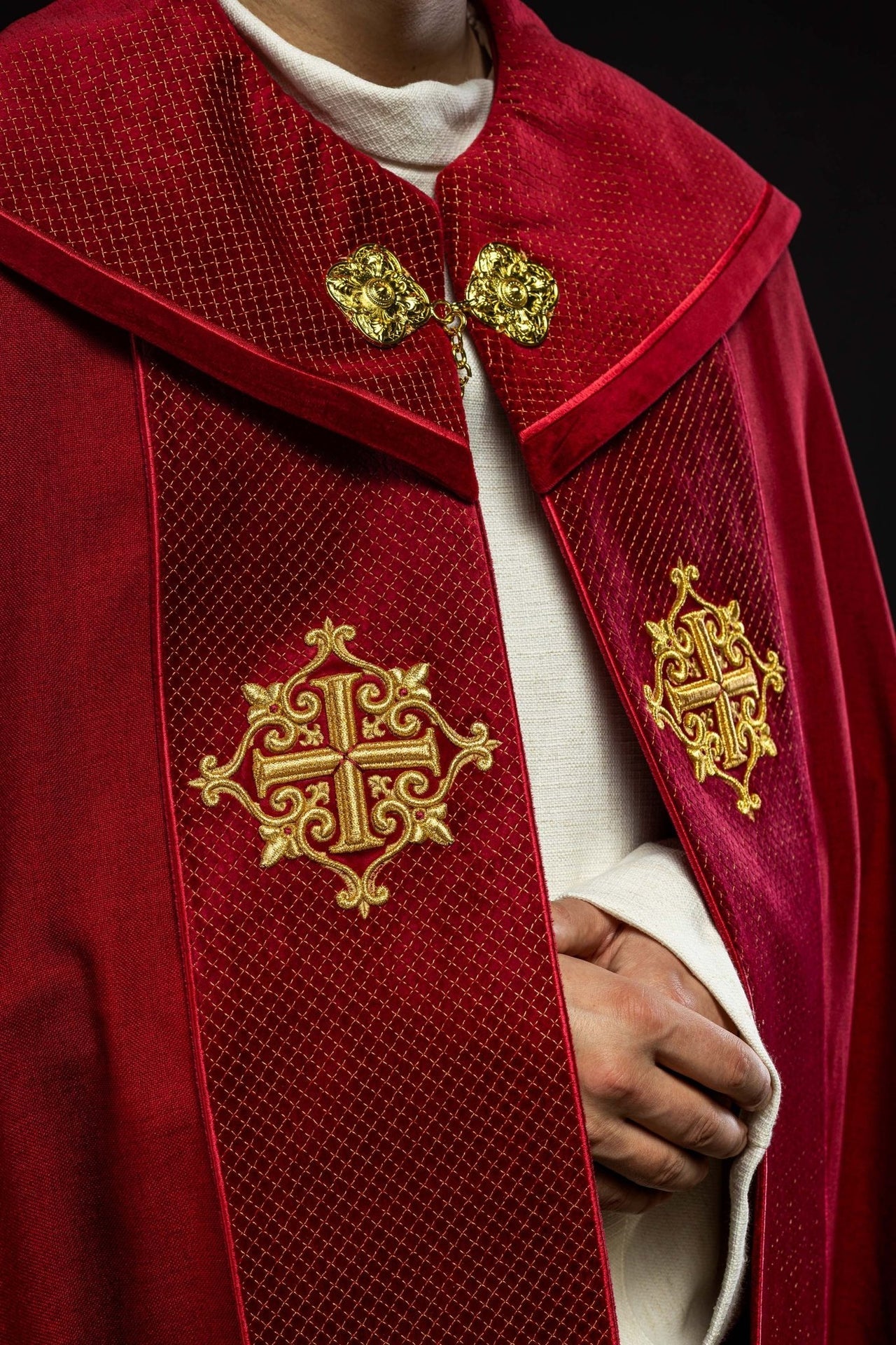 Liturgischer Umhang mit rotem Samtgürtel und Stickerei von Kreuzen - MESSGEWANDER.DE