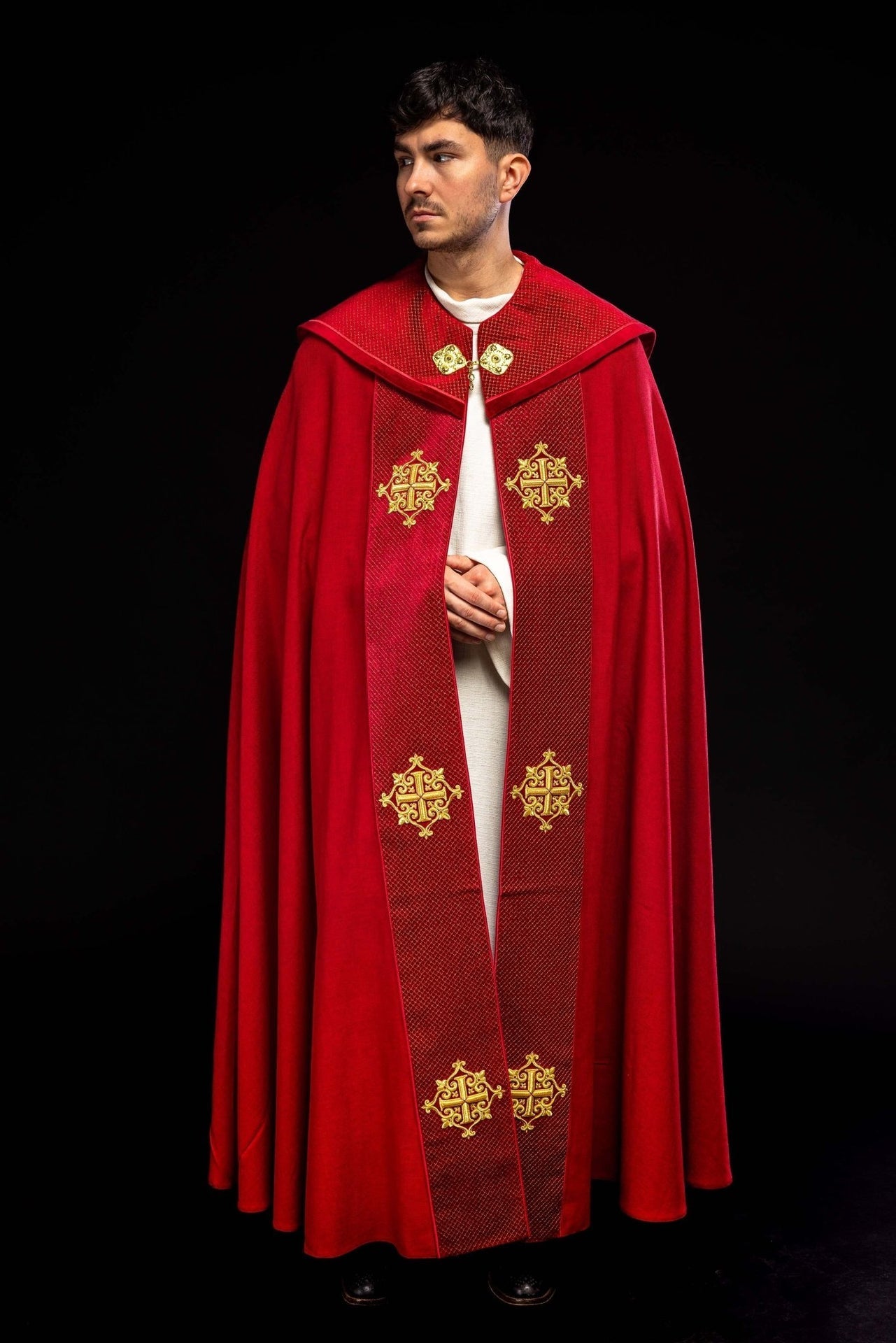 Liturgischer Umhang mit rotem Samtgürtel und Stickerei von Kreuzen - MESSGEWANDER.DE