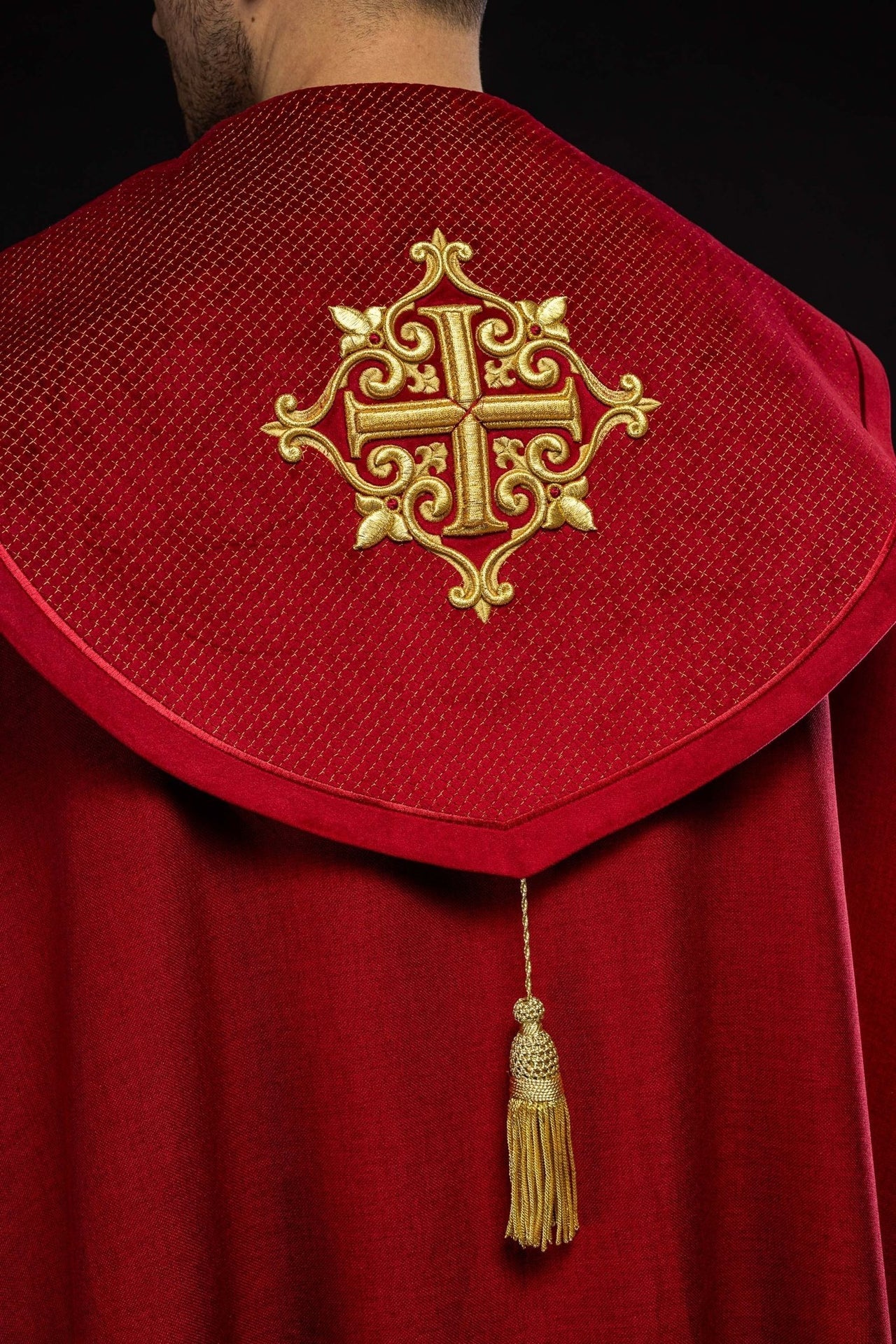 Liturgischer Umhang mit rotem Samtgürtel und Stickerei von Kreuzen - MESSGEWANDER.DE
