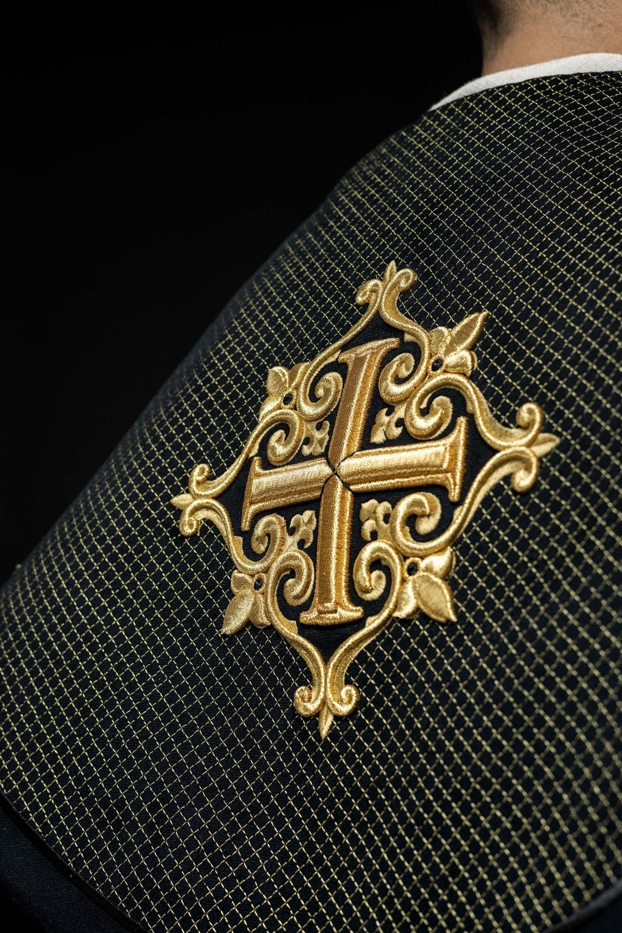 Liturgischer Umhang mit schwarzem Samtgürtel und Stickerei von Kreuzen - MESSGEWANDER.DE