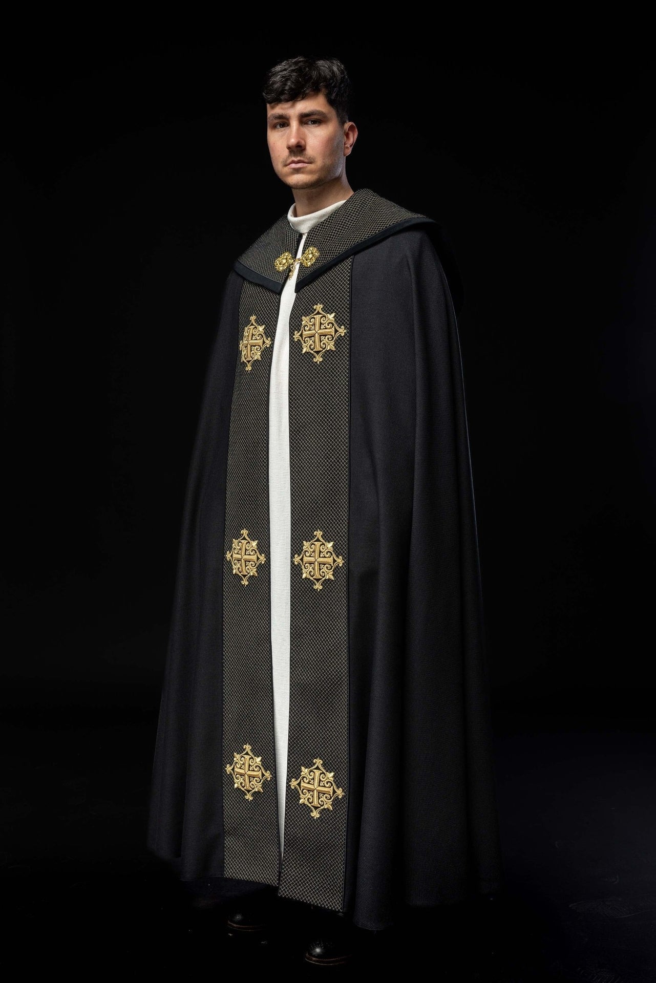Liturgischer Umhang mit schwarzem Samtgürtel und Stickerei von Kreuzen - MESSGEWANDER.DE