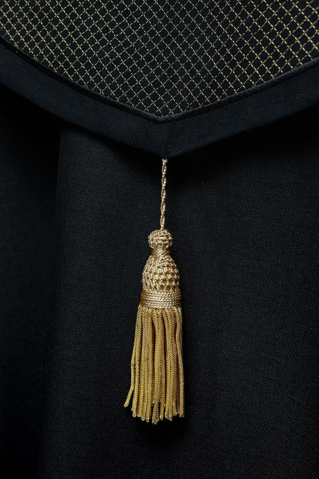 Liturgischer Umhang mit schwarzem Samtgürtel und Stickerei von Kreuzen - MESSGEWANDER.DE