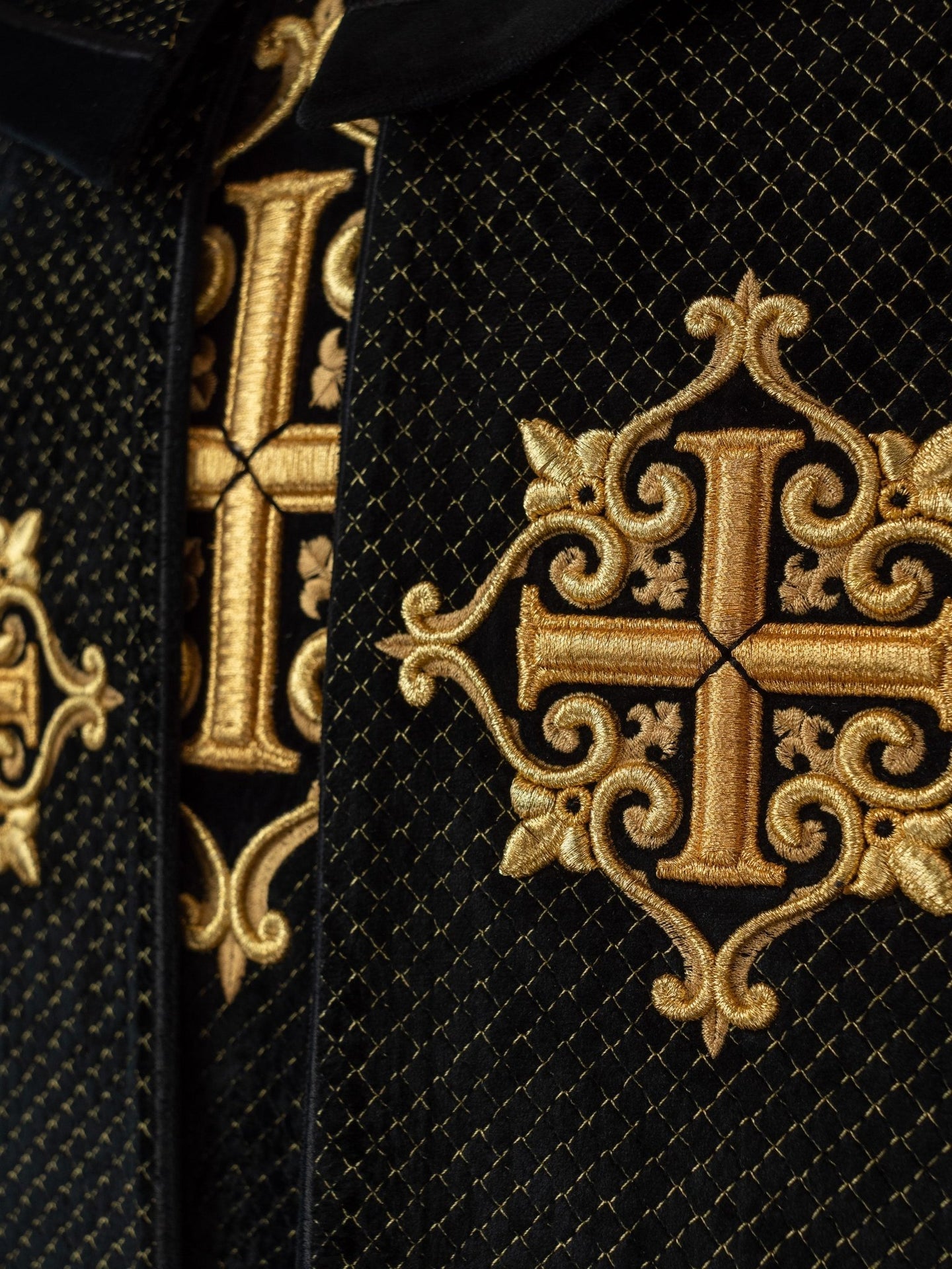 Liturgischer Umhang mit schwarzem Samtgürtel und Stickerei von Kreuzen - MESSGEWANDER.DE