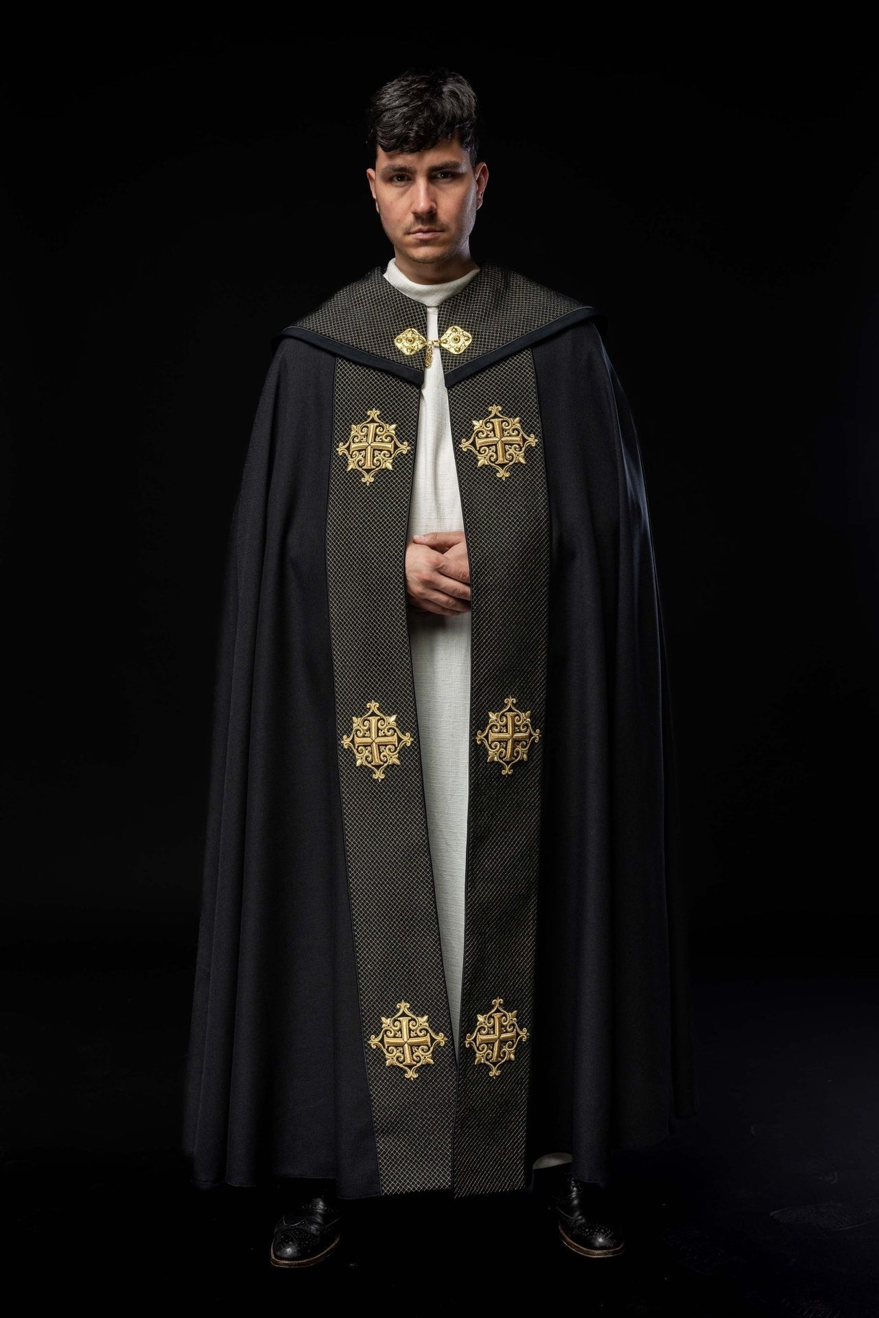 Liturgischer Umhang mit schwarzem Samtgürtel und Stickerei von Kreuzen - MESSGEWANDER.DE