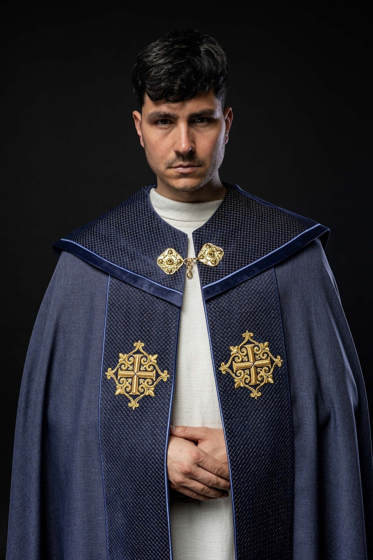 Liturgischer Umhang mit violettem Samtgürtel und Stickerei von Kreuzen - MESSGEWANDER.DE