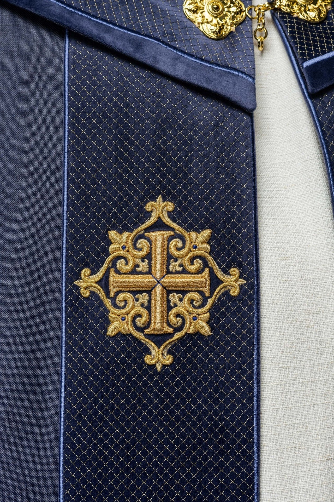 Liturgischer Umhang mit violettem Samtgürtel und Stickerei von Kreuzen - MESSGEWANDER.DE