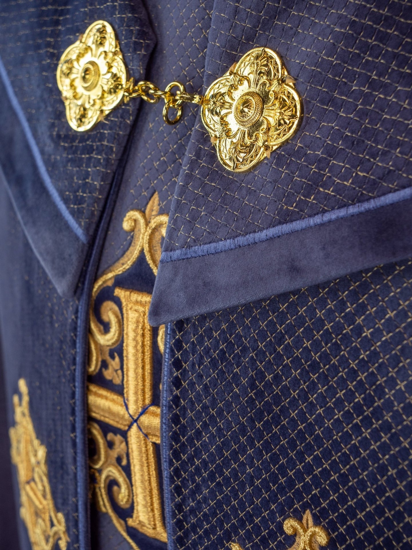 Liturgischer Umhang mit violettem Samtgürtel und Stickerei von Kreuzen - MESSGEWANDER.DE