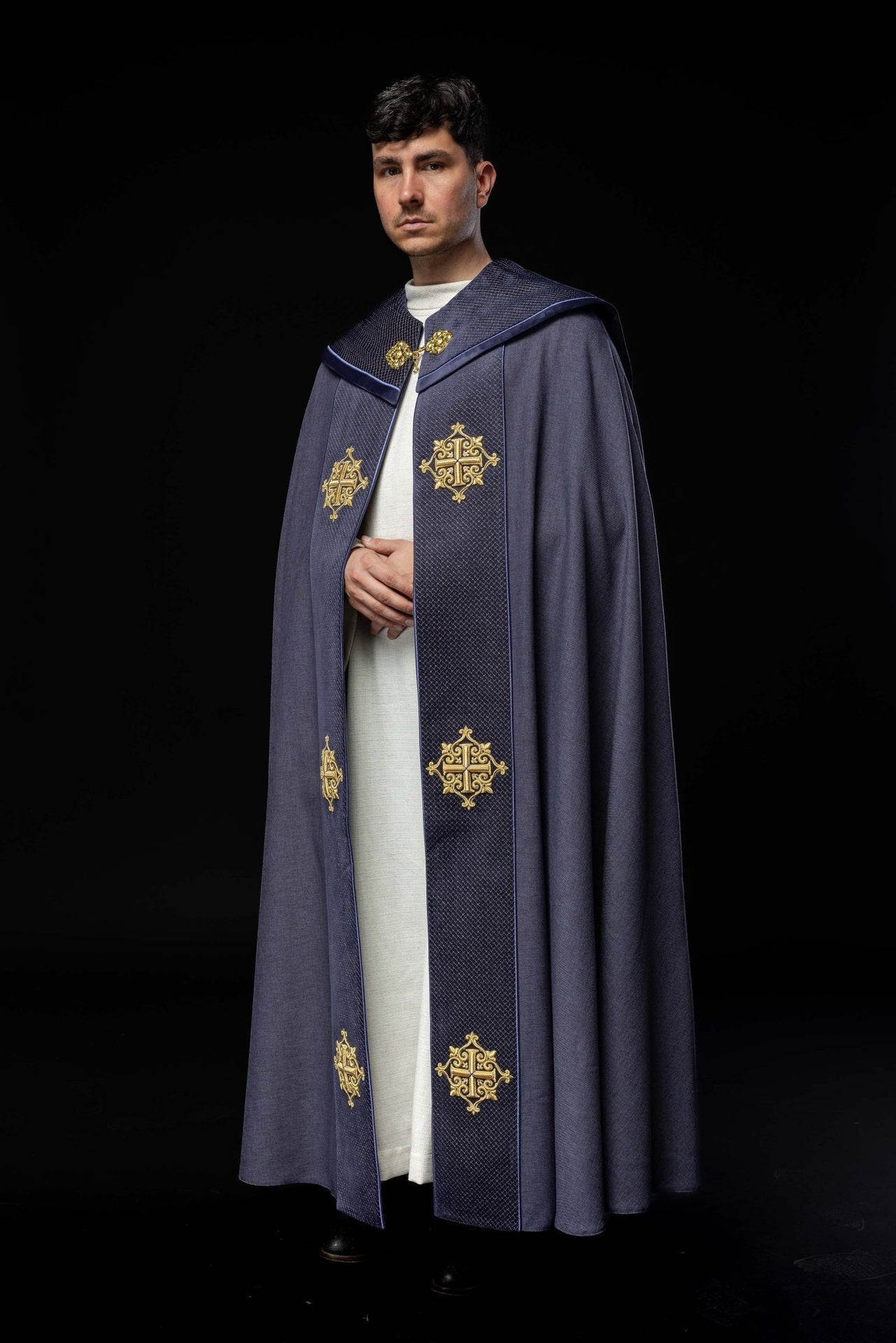 Liturgischer Umhang mit violettem Samtgürtel und Stickerei von Kreuzen - MESSGEWANDER.DE
