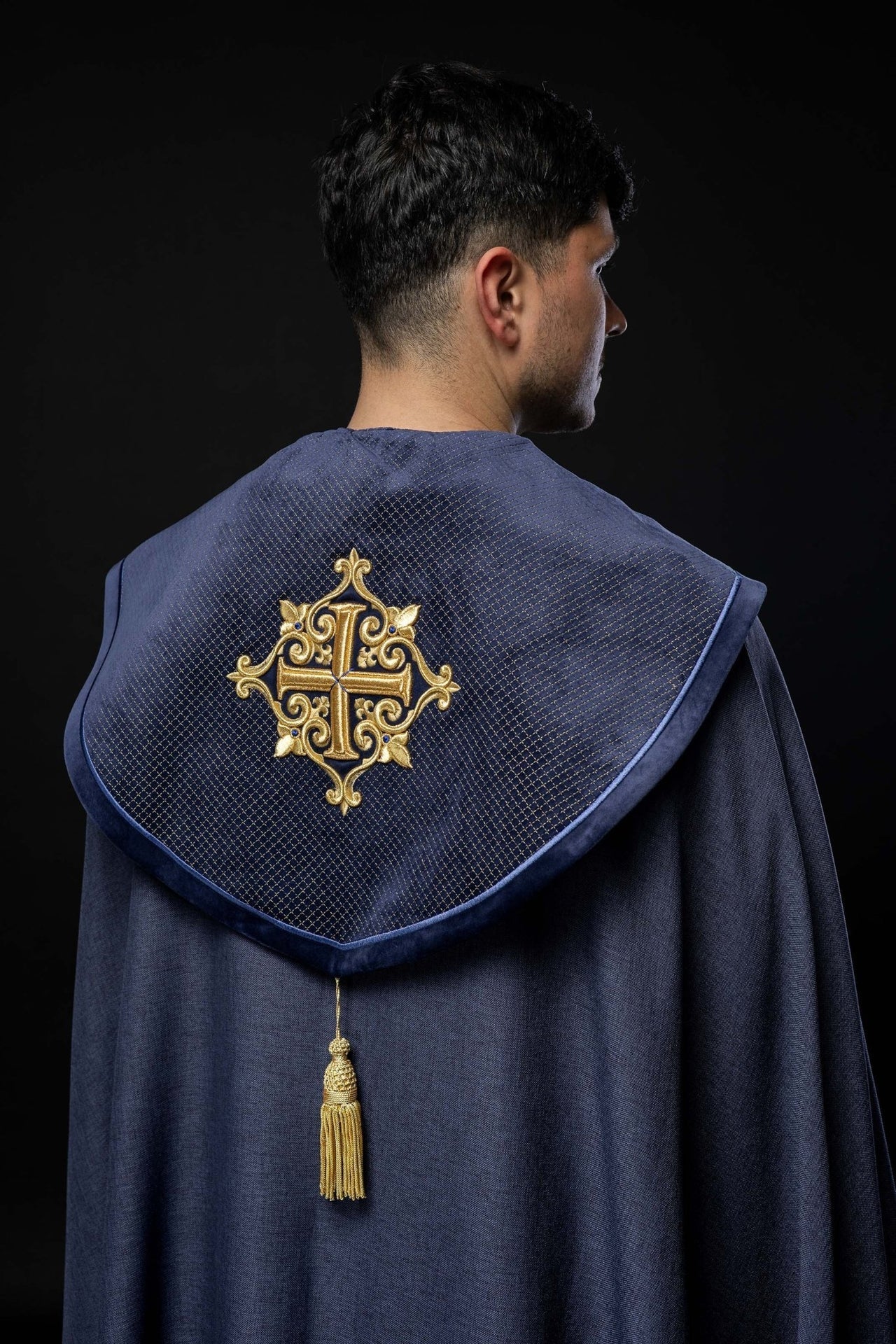 Liturgischer Umhang mit violettem Samtgürtel und Stickerei von Kreuzen - MESSGEWANDER.DE