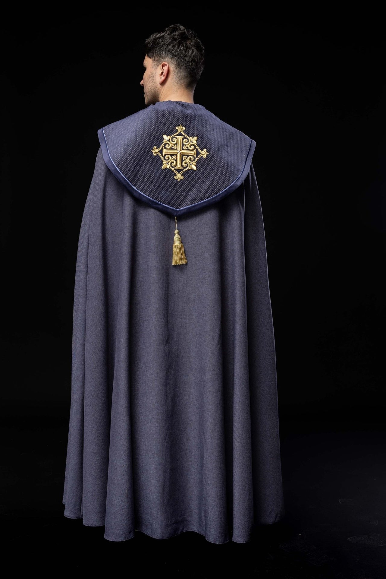 Liturgischer Umhang mit violettem Samtgürtel und Stickerei von Kreuzen - MESSGEWANDER.DE