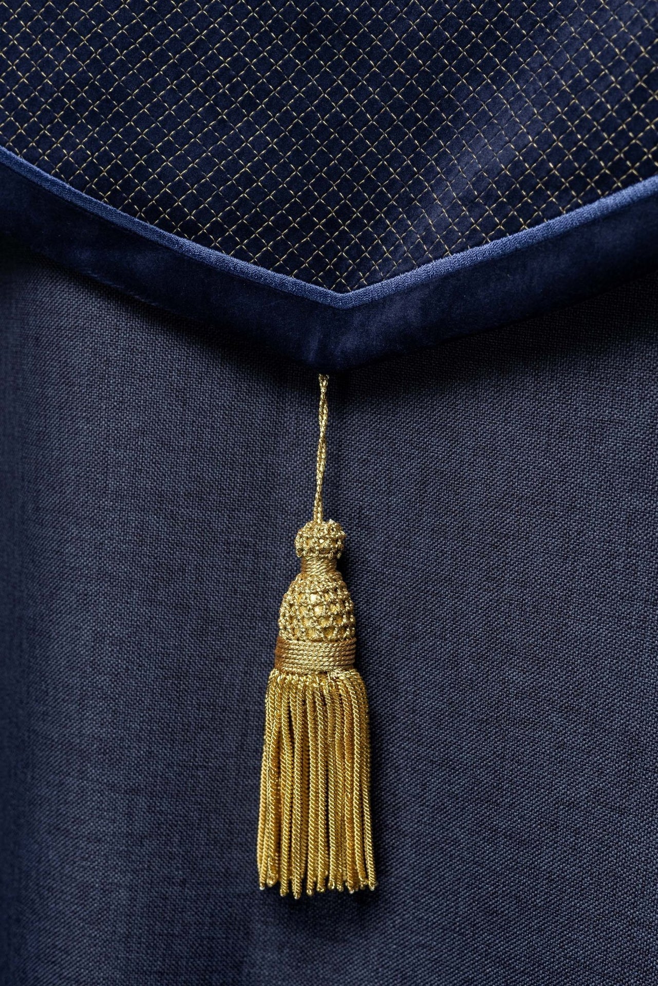 Liturgischer Umhang mit violettem Samtgürtel und Stickerei von Kreuzen - MESSGEWANDER.DE