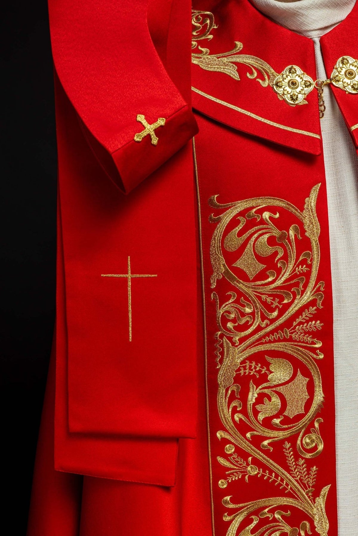 Liturgischer Umhang, reich bestickt mit IHS in Rot - MESSGEWANDER.DE