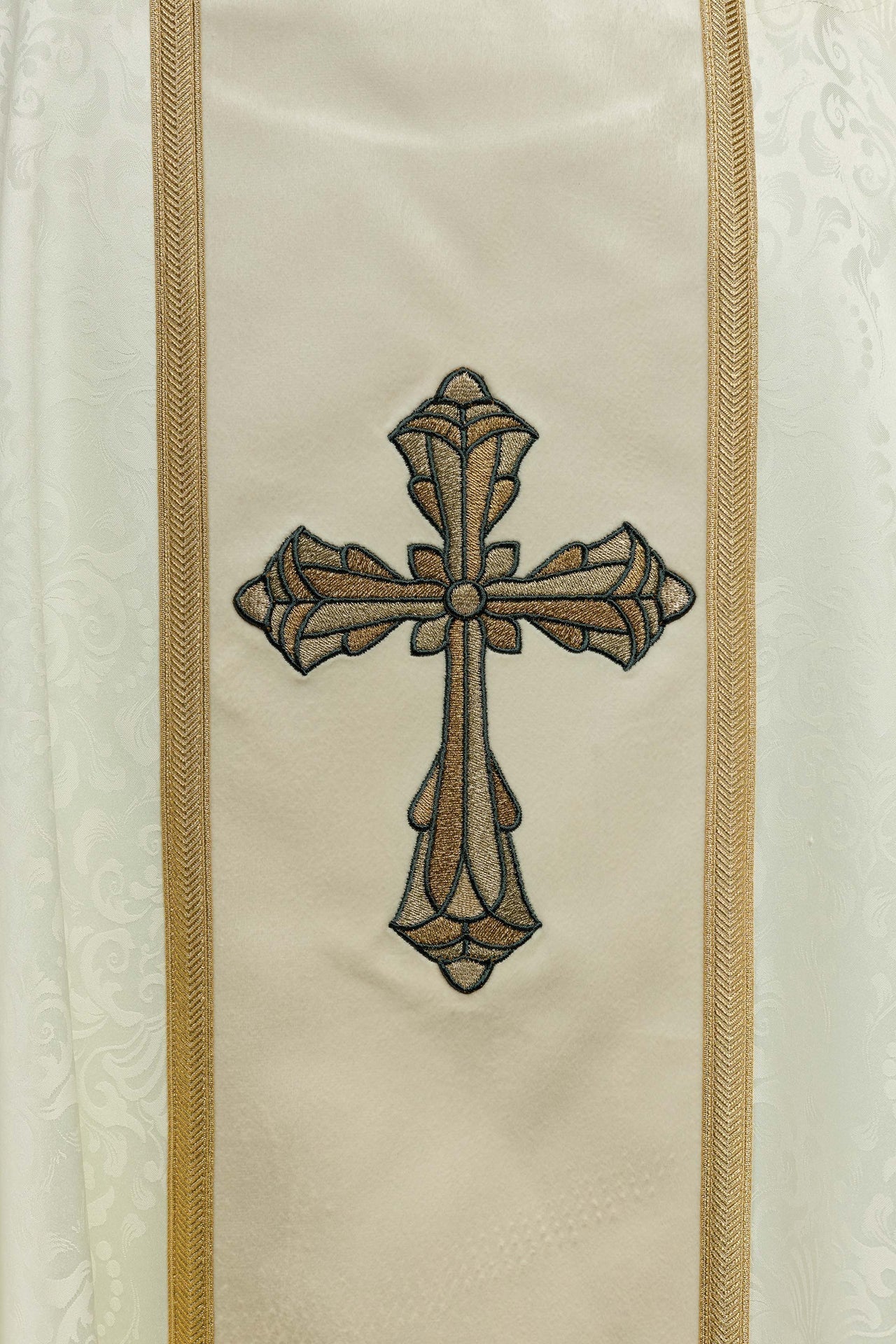 Liturgisches Messgewand in Ecru mit Borte und Kreuzstickerei auf Jacquardstoff - MESSGEWANDER.DE