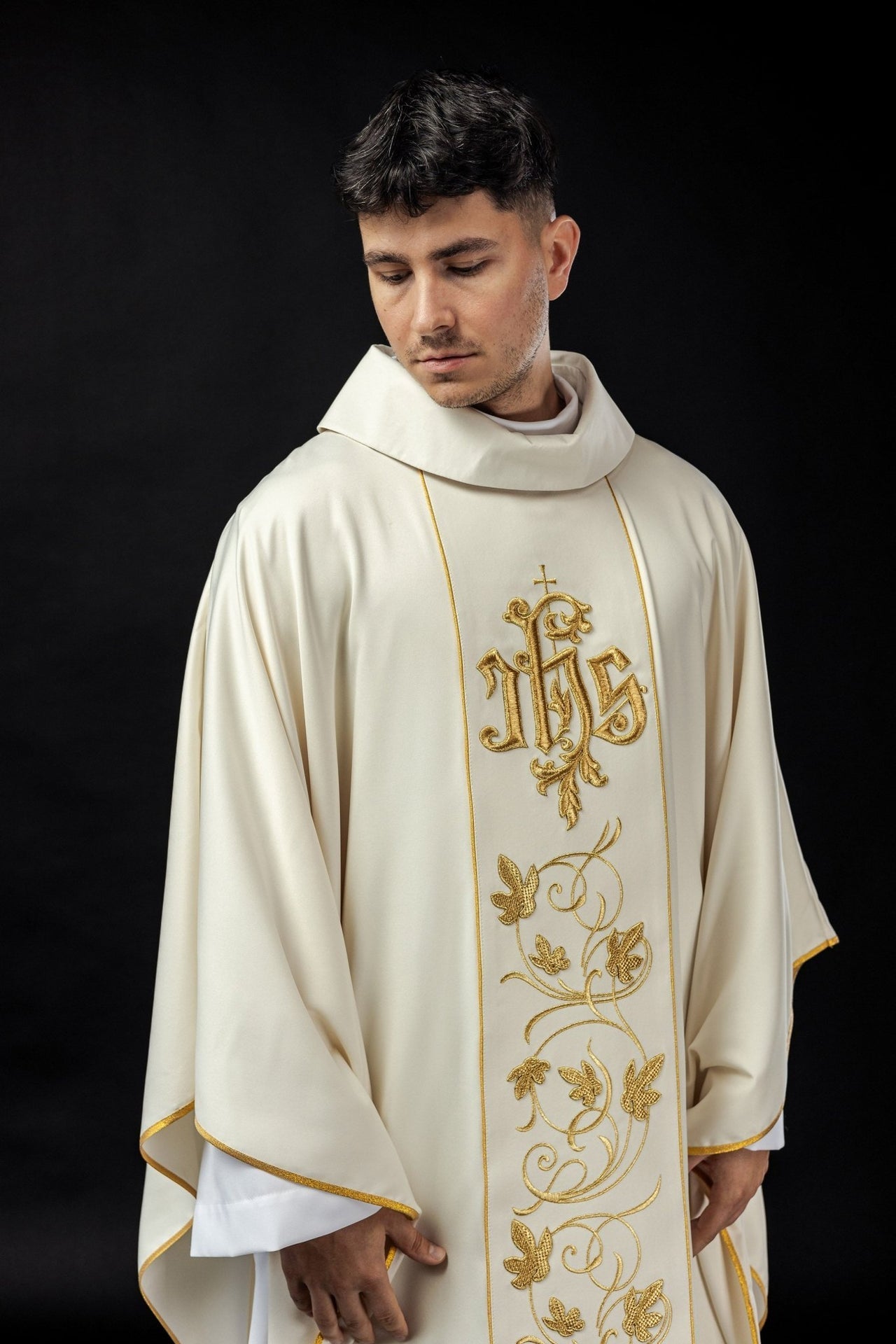 Liturgisches Messgewand in Ecru mit reich verziertem Gürtel mit Blumenmotiv und IHS - MESSGEWANDER.DE