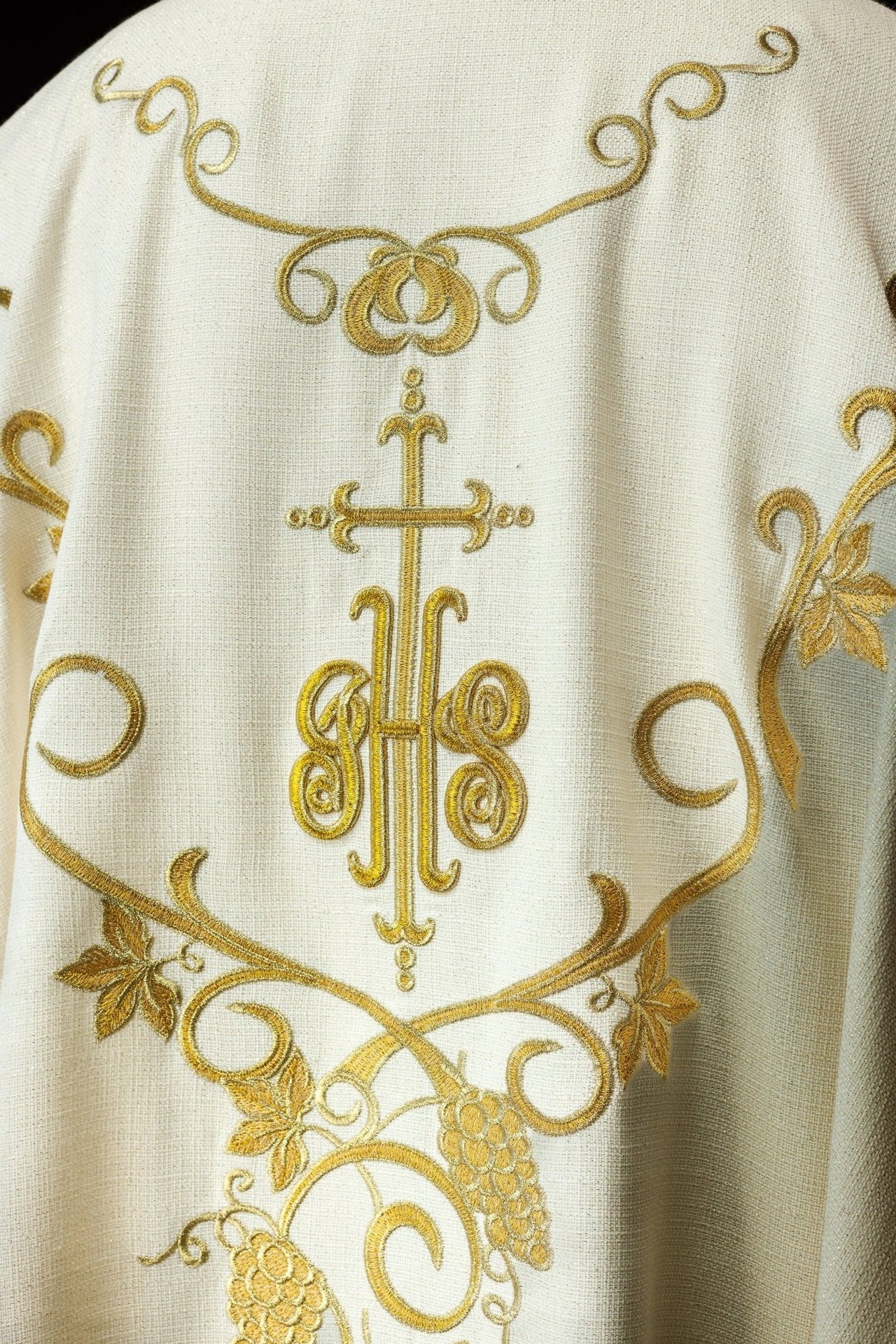 Liturgisches Messgewand in Ecru, verziert mit IHS-Stickerei und Trauben - MESSGEWANDER.DE