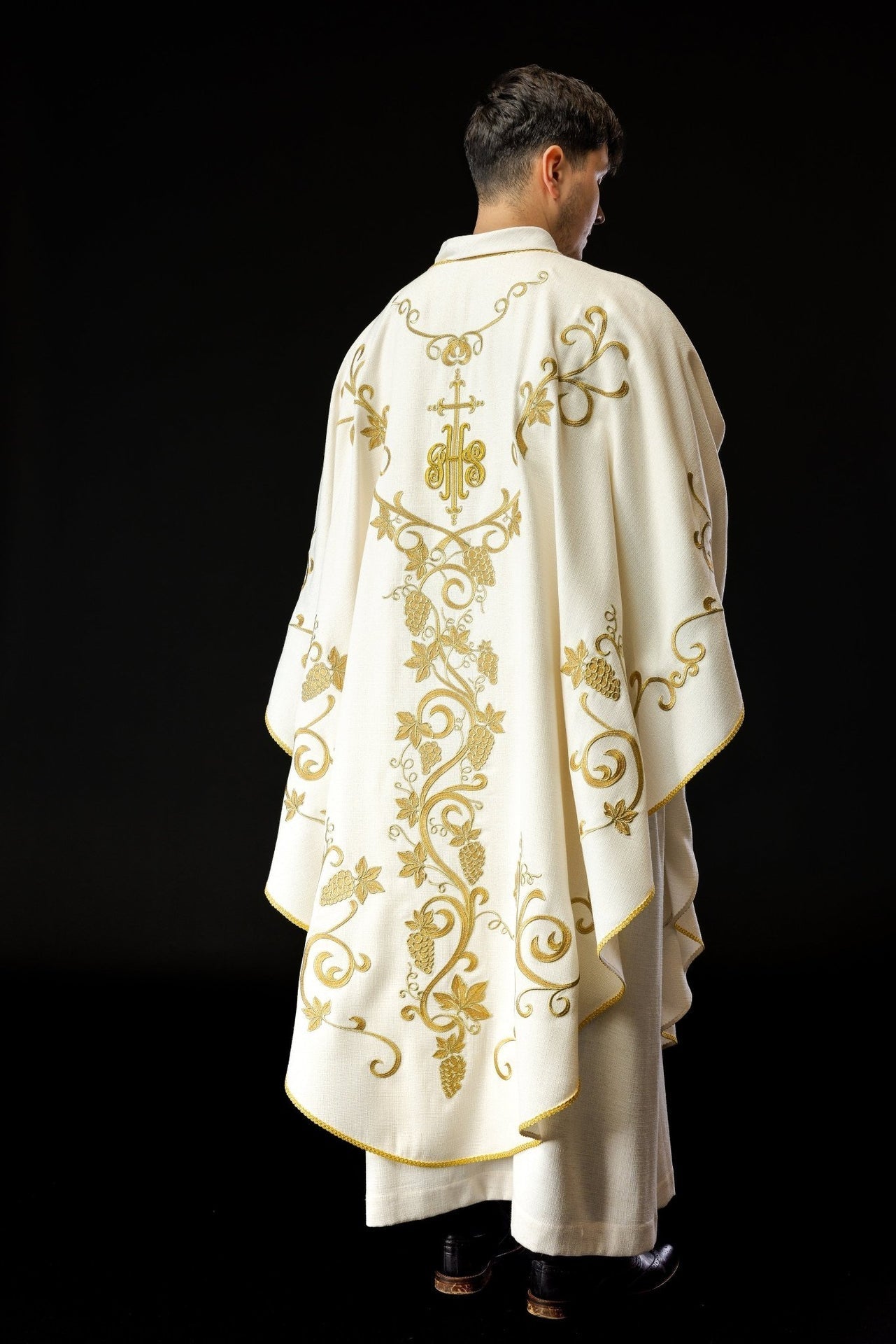 Liturgisches Messgewand in Ecru, verziert mit IHS-Stickerei und Trauben - MESSGEWANDER.DE