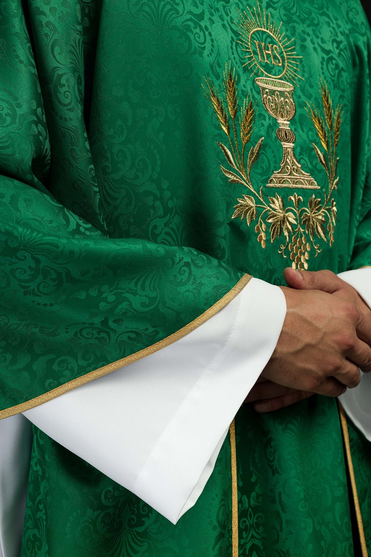Liturgisches Messgewand in Grün mit gesticktem Kelch und Hostienmotiv auf Jacquardstoff - MESSGEWANDER.DE