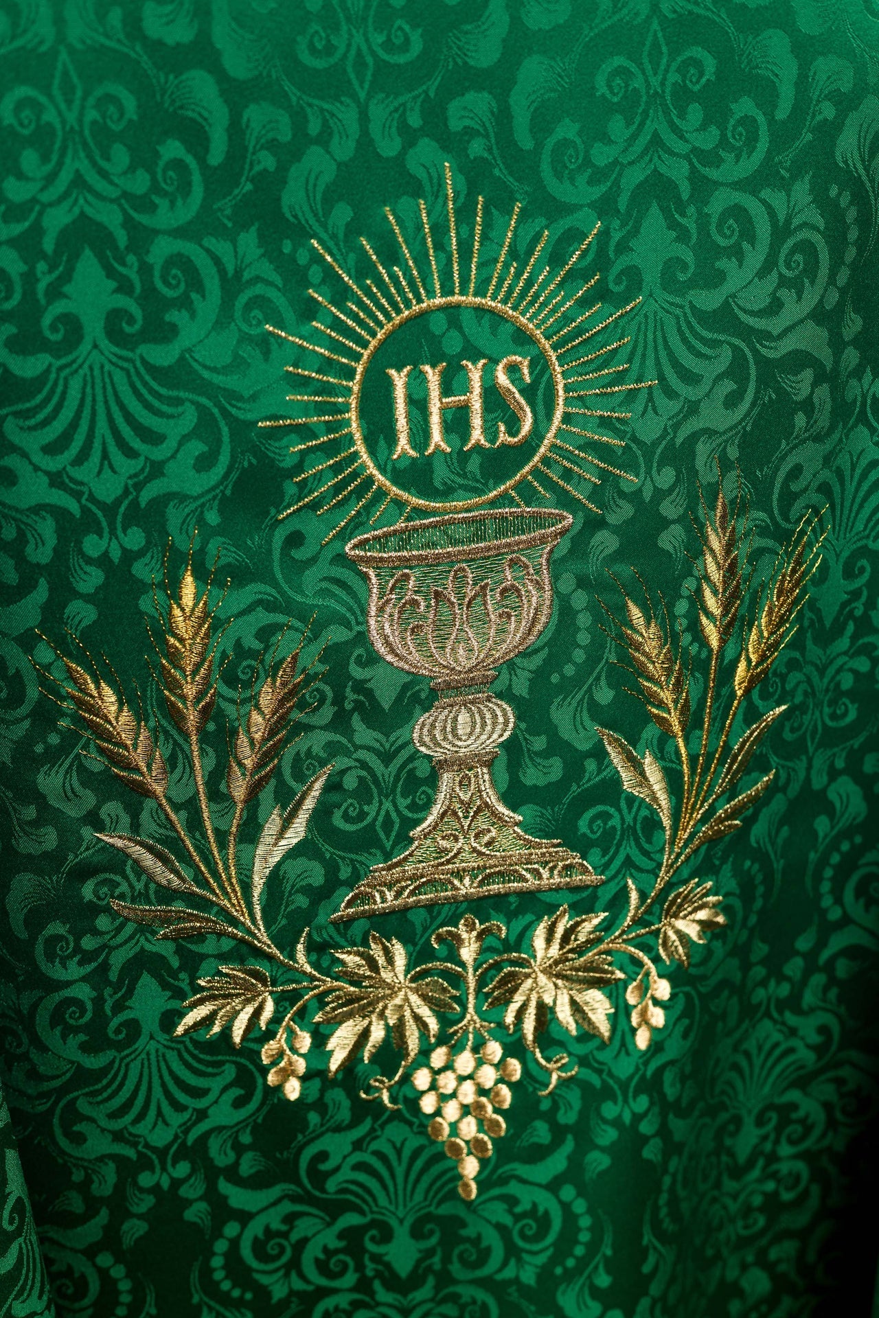 Liturgisches Messgewand in Grün mit gesticktem Kelch und Hostienmotiv auf Jacquardstoff - MESSGEWANDER.DE