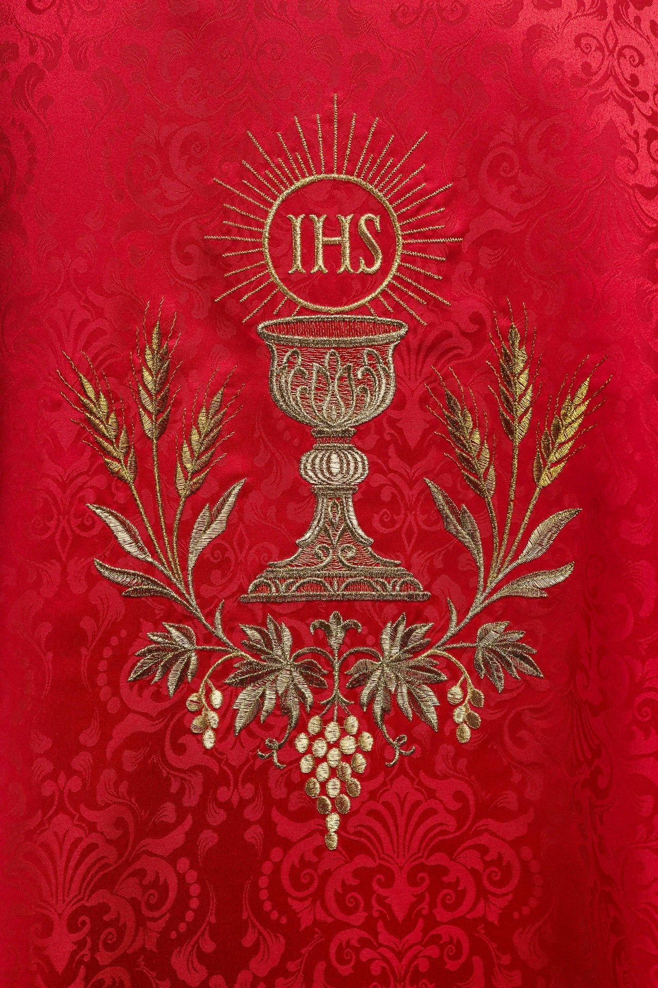 Liturgisches Messgewand in Rot mit gesticktem Kelch und Hostienmotiv auf Jacquardstoff - MESSGEWANDER.DE