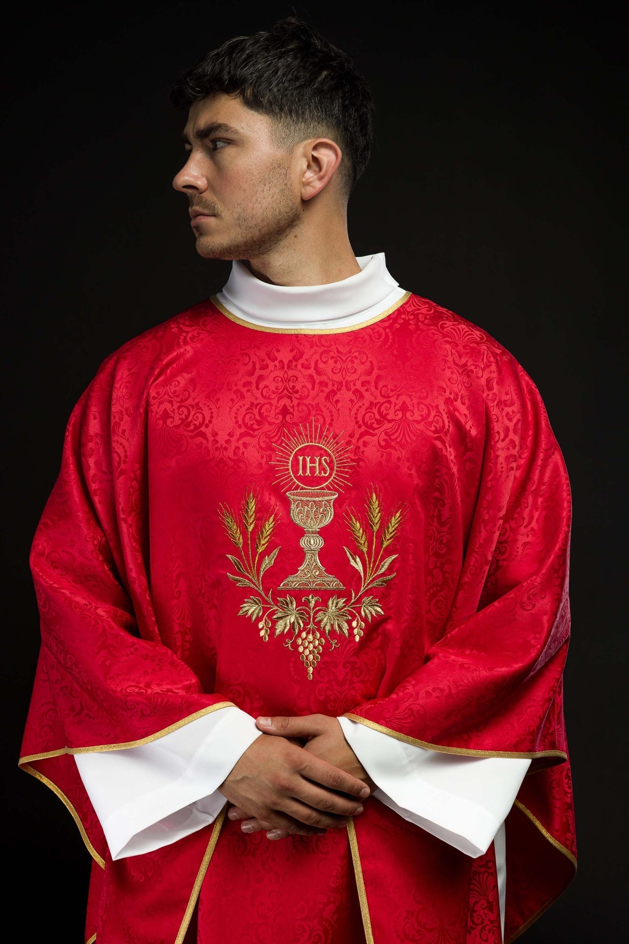 Liturgisches Messgewand in Rot mit gesticktem Kelch und Hostienmotiv auf Jacquardstoff - MESSGEWANDER.DE