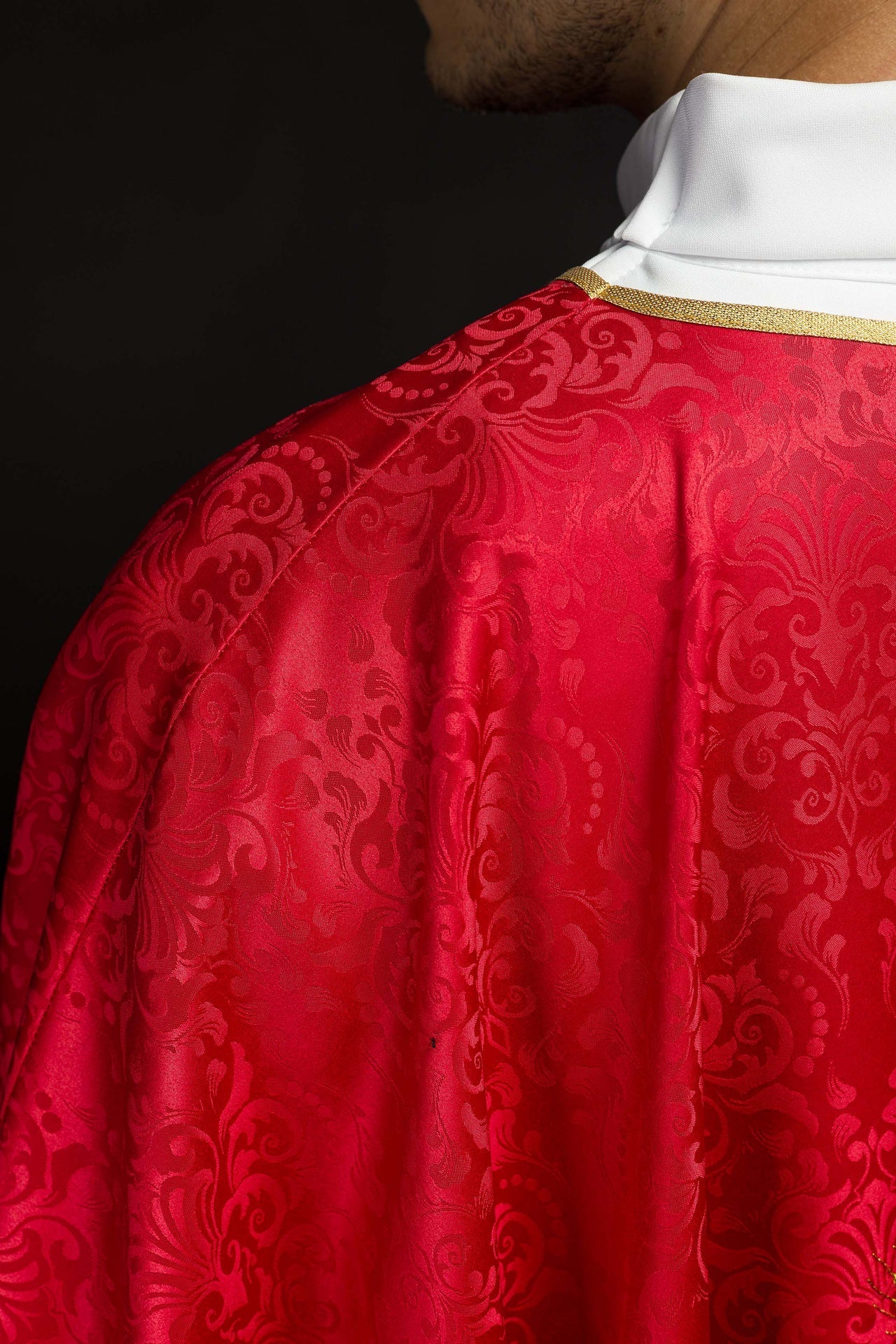 Liturgisches Messgewand in Rot mit gesticktem Kelch und Hostienmotiv auf Jacquardstoff - MESSGEWANDER.DE