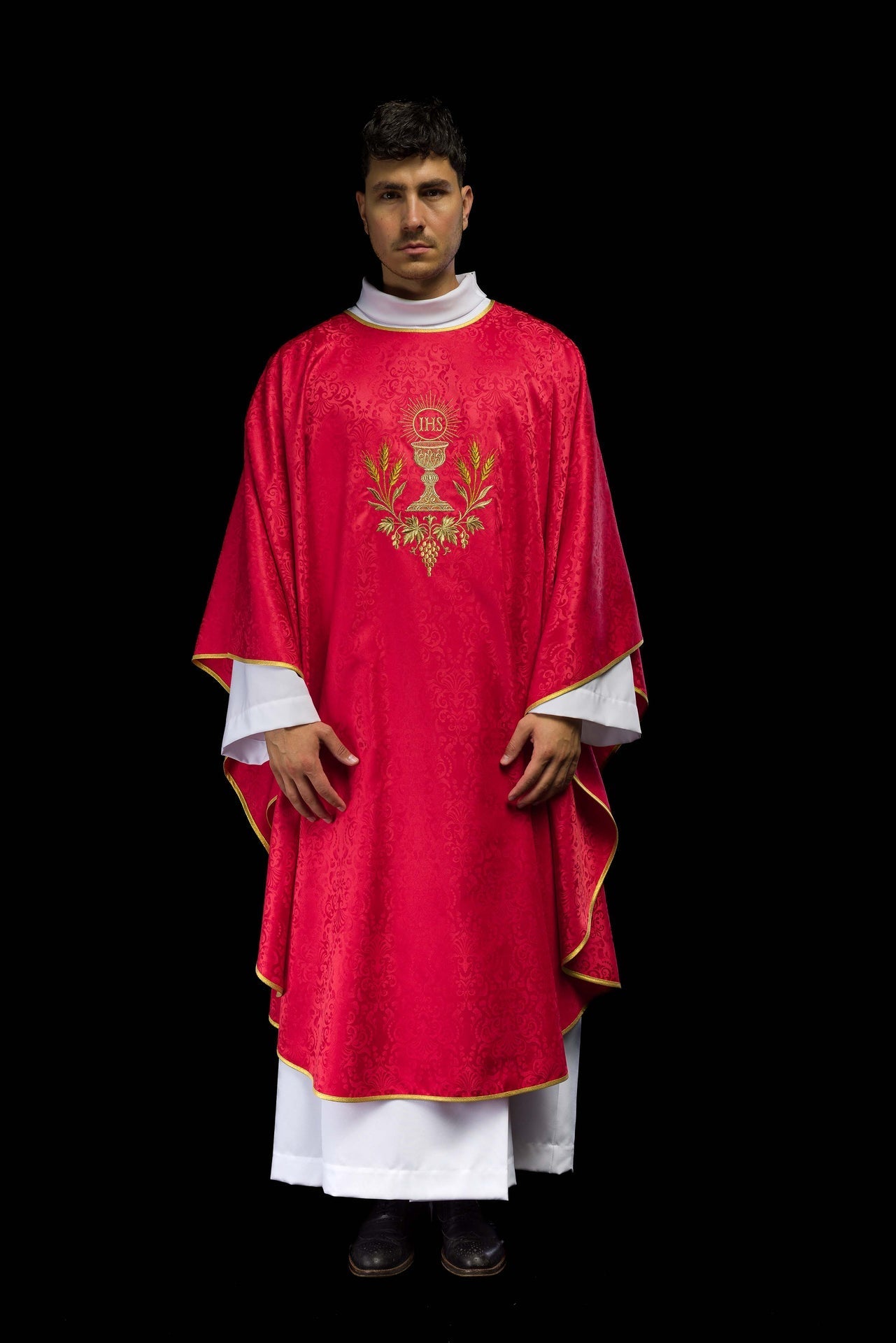 Liturgisches Messgewand in Rot mit gesticktem Kelch und Hostienmotiv auf Jacquardstoff - MESSGEWANDER.DE