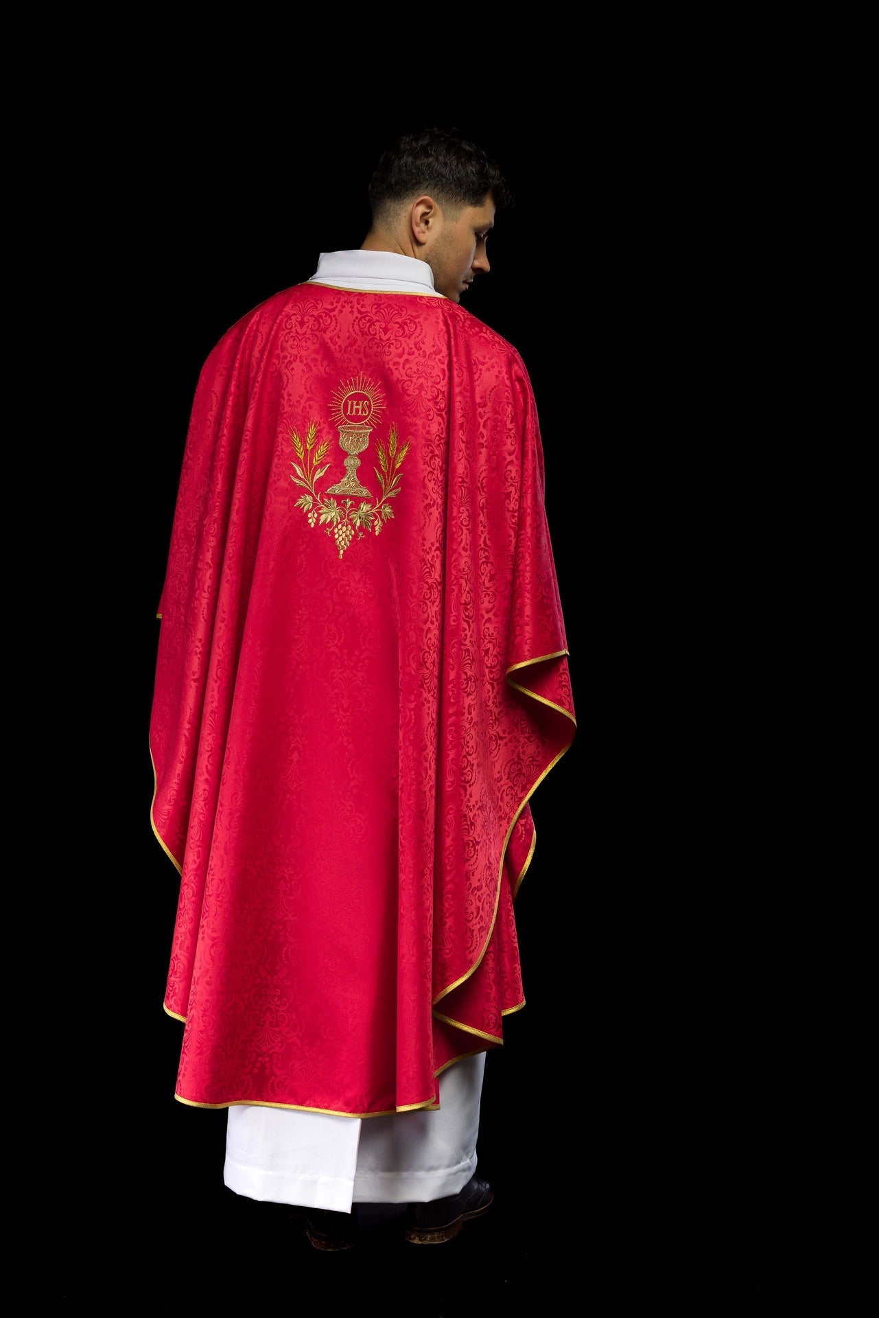 Liturgisches Messgewand in Rot mit gesticktem Kelch und Hostienmotiv auf Jacquardstoff - MESSGEWANDER.DE