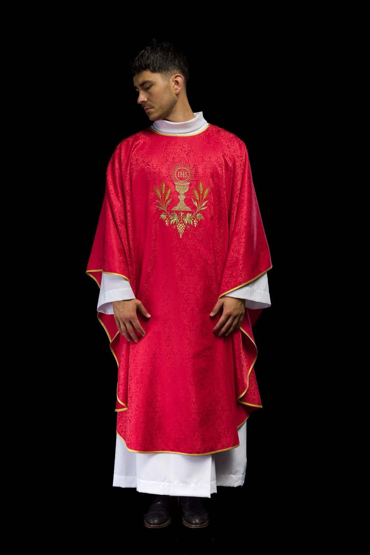 Liturgisches Messgewand in Rot mit gesticktem Kelch und Hostienmotiv auf Jacquardstoff - MESSGEWANDER.DE