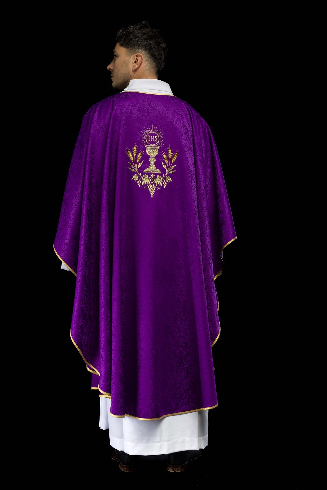 Liturgisches Messgewand in Violett mit gesticktem Kelch und Hostienmotiv auf Jacquardstoff - MESSGEWANDER.DE