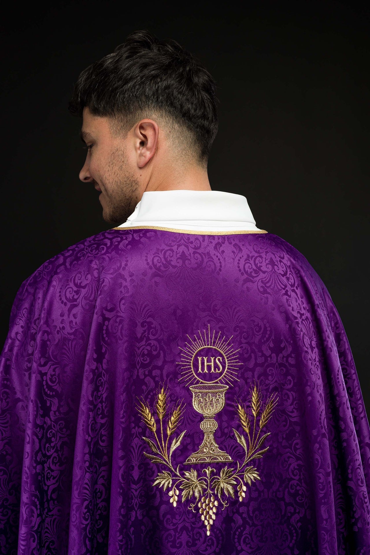 Liturgisches Messgewand in Violett mit gesticktem Kelch und Hostienmotiv auf Jacquardstoff - MESSGEWANDER.DE