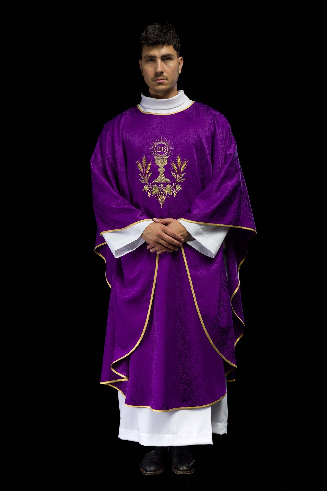 Liturgisches Messgewand in Violett mit gesticktem Kelch und Hostienmotiv auf Jacquardstoff - MESSGEWANDER.DE