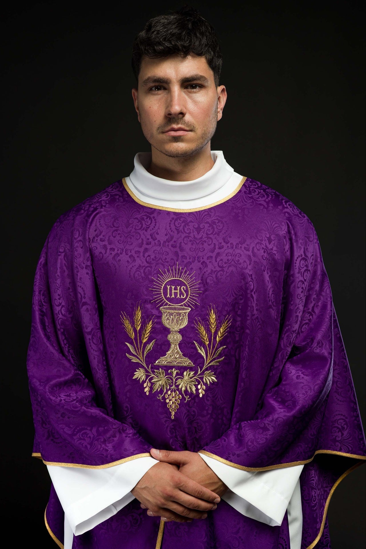 Liturgisches Messgewand in Violett mit gesticktem Kelch und Hostienmotiv auf Jacquardstoff - MESSGEWANDER.DE