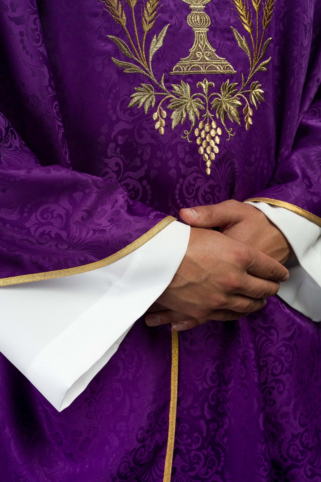 Liturgisches Messgewand in Violett mit gesticktem Kelch und Hostienmotiv auf Jacquardstoff - MESSGEWANDER.DE