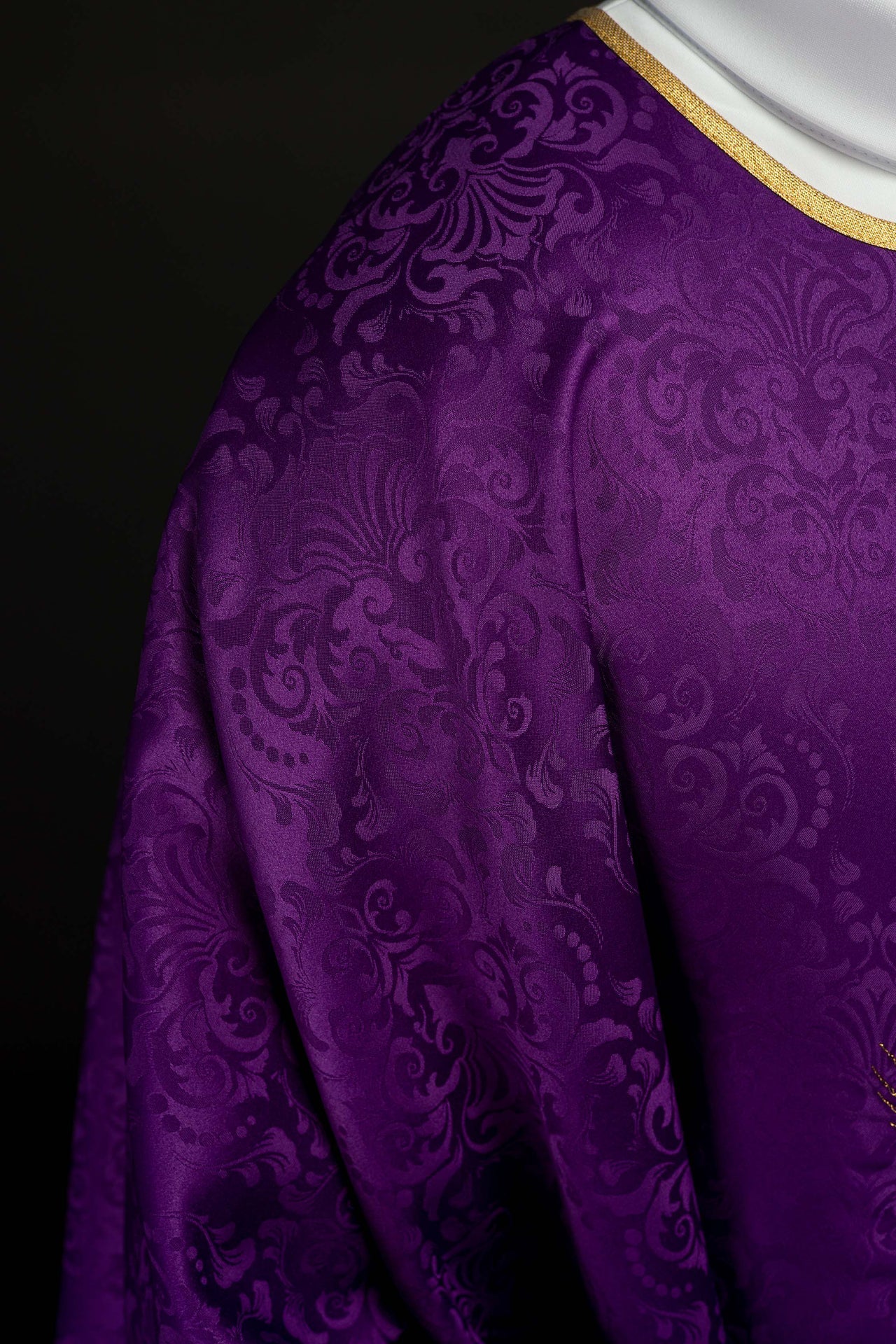 Liturgisches Messgewand in Violett mit gesticktem Kelch und Hostienmotiv auf Jacquardstoff - MESSGEWANDER.DE