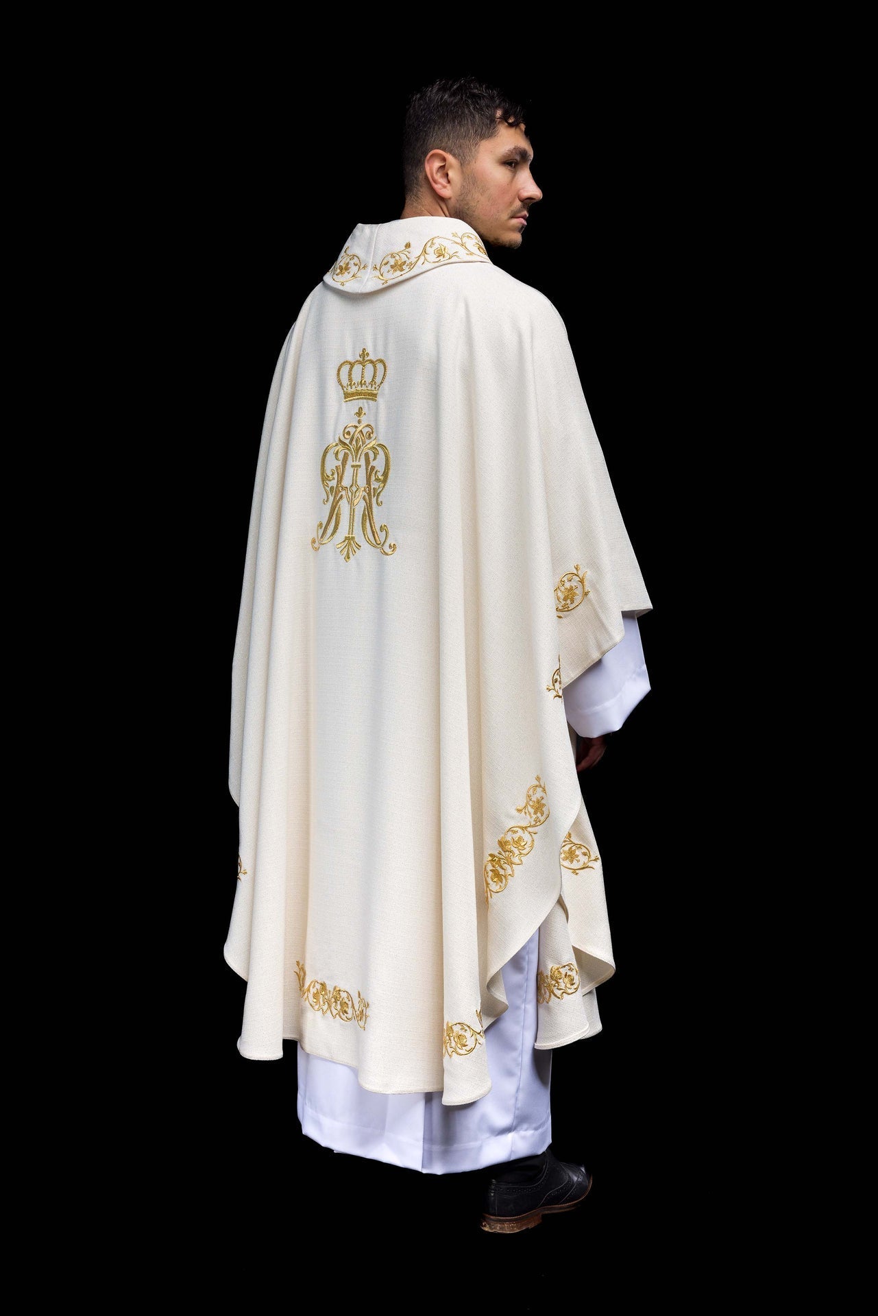 Liturgisches Messgewand mit gesticktem marianischem Wappen und Krone - MESSGEWANDER.DE