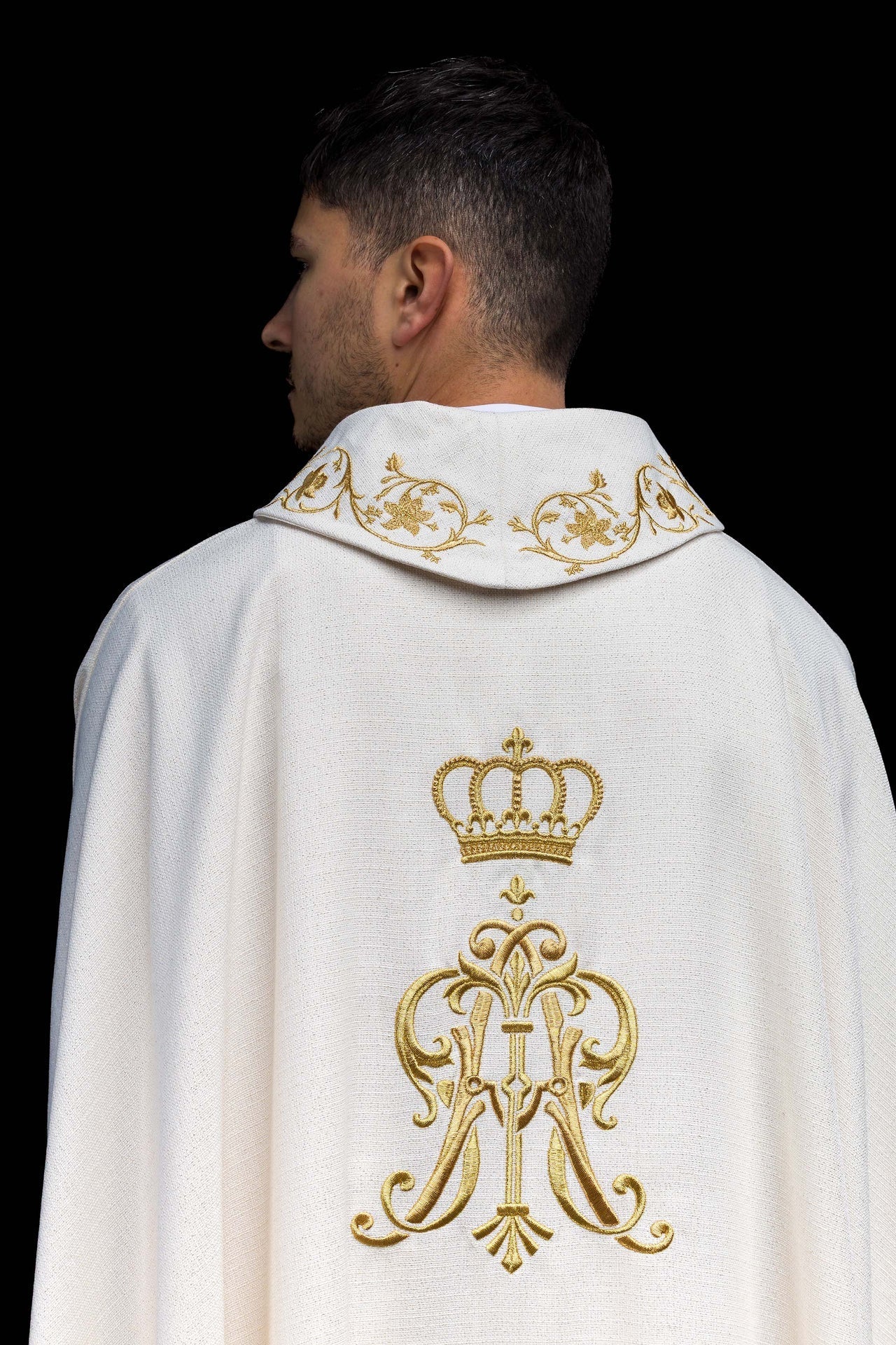 Liturgisches Messgewand mit gesticktem marianischem Wappen und Krone - MESSGEWANDER.DE