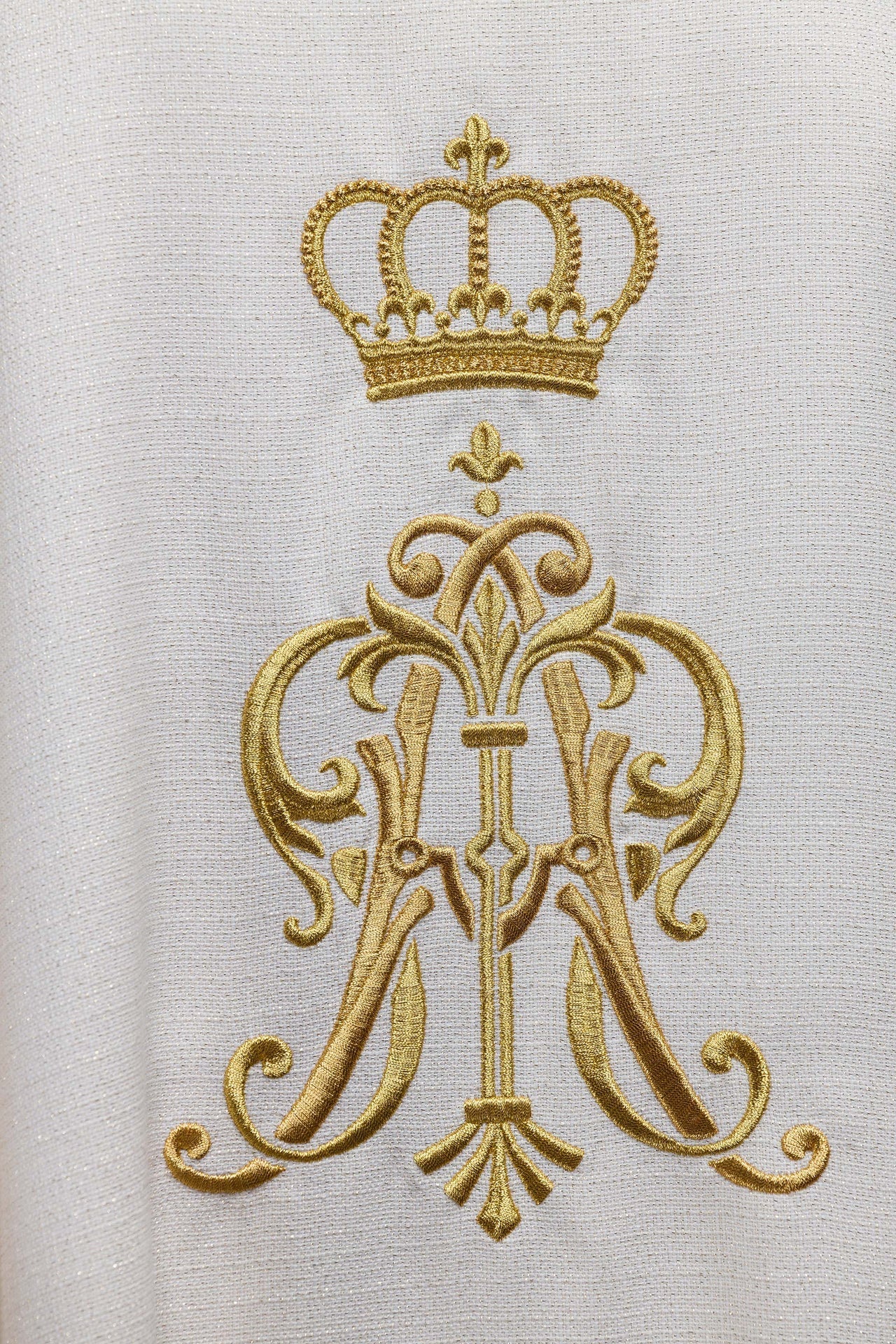 Liturgisches Messgewand mit gesticktem marianischem Wappen und Krone - MESSGEWANDER.DE