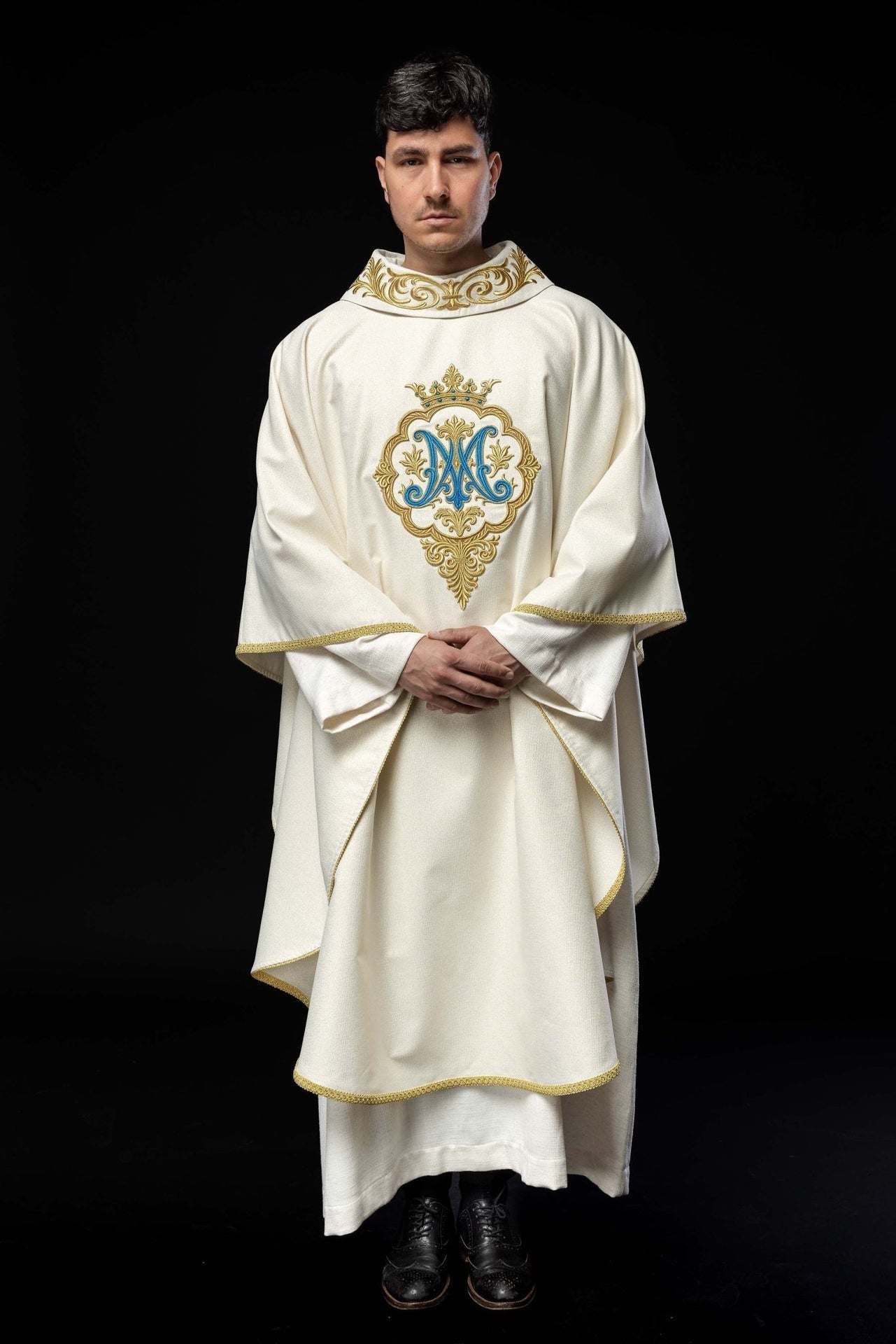 Liturgisches Messgewand mit gesticktem Marienwappen und Krone - MESSGEWANDER.DE