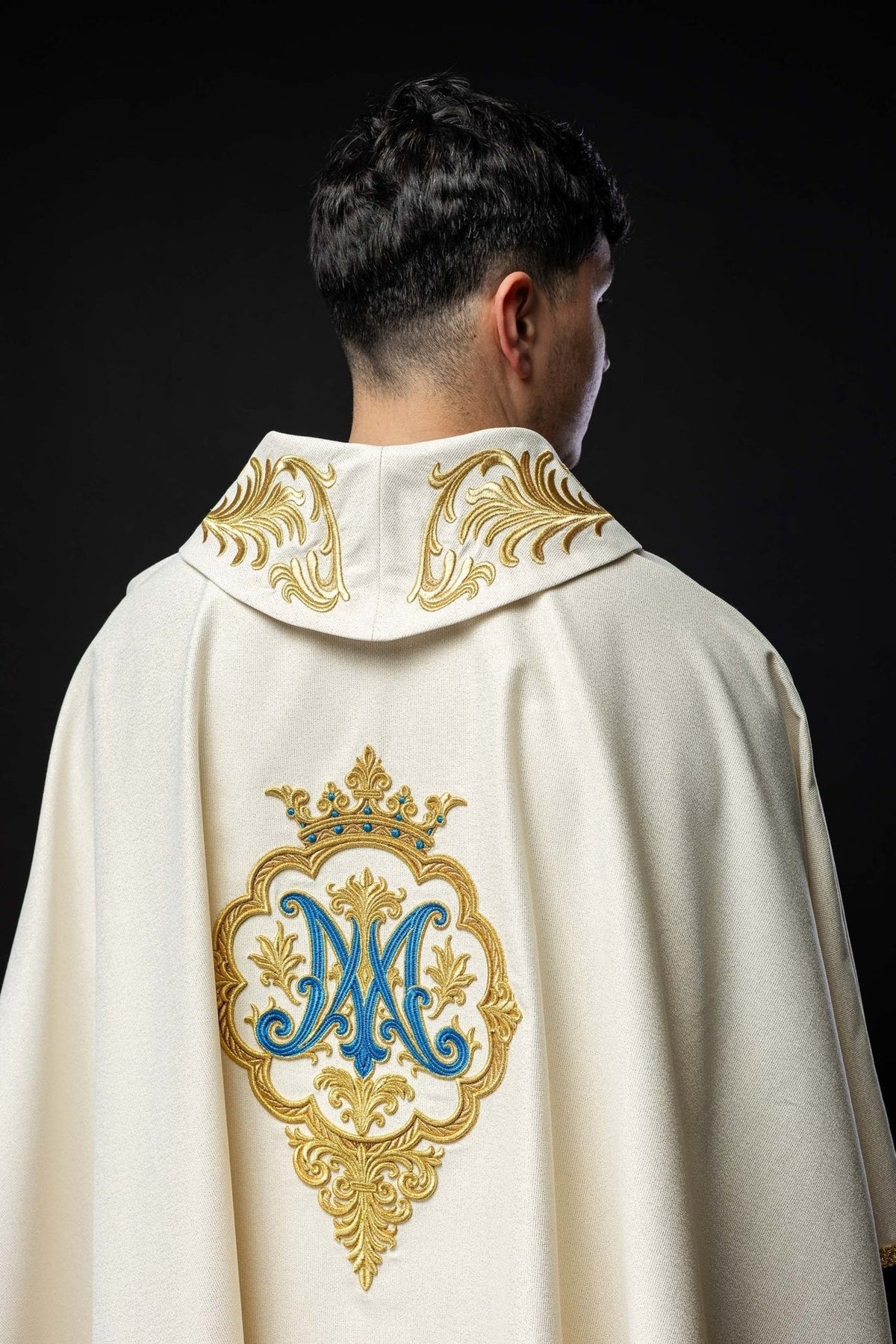 Liturgisches Messgewand mit gesticktem Marienwappen und Krone - MESSGEWANDER.DE