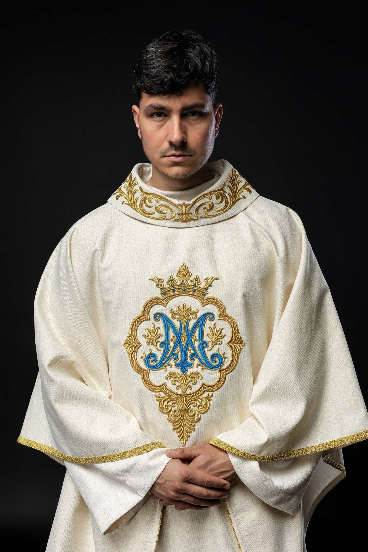 Liturgisches Messgewand mit gesticktem Marienwappen und Krone - MESSGEWANDER.DE