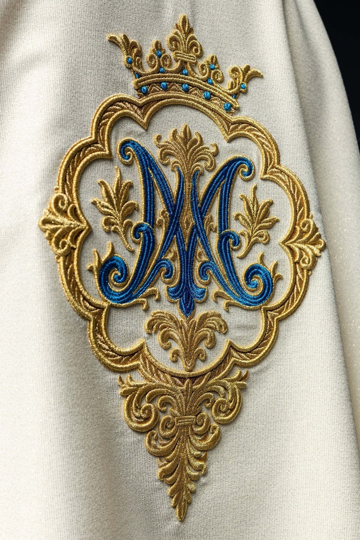 Liturgisches Messgewand mit gesticktem Marienwappen und Krone - MESSGEWANDER.DE