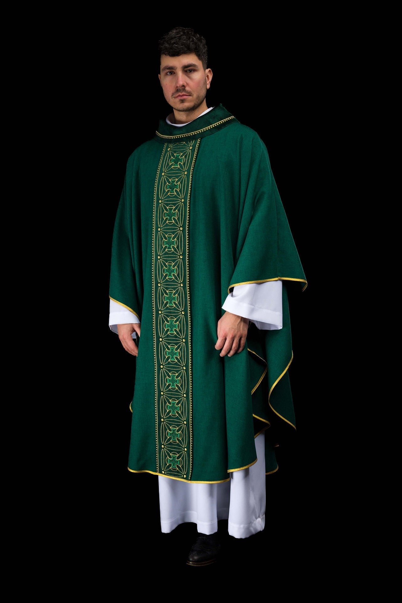 Liturgisches Messgewand mit reich verziertem Gürtel aus Kreuzen in Grün - MESSGEWANDER.DE